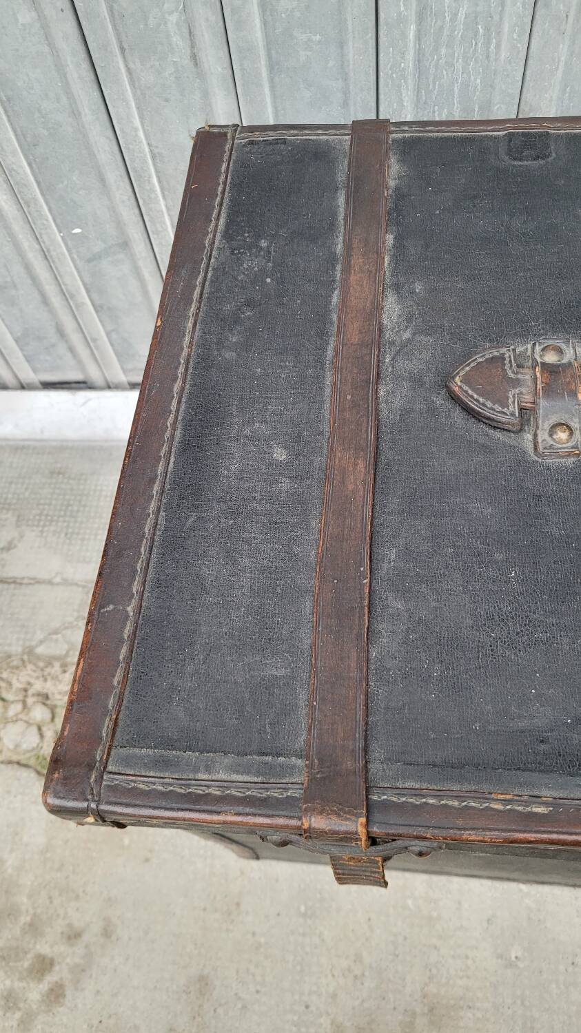 Leather travel trunk from the 1900s