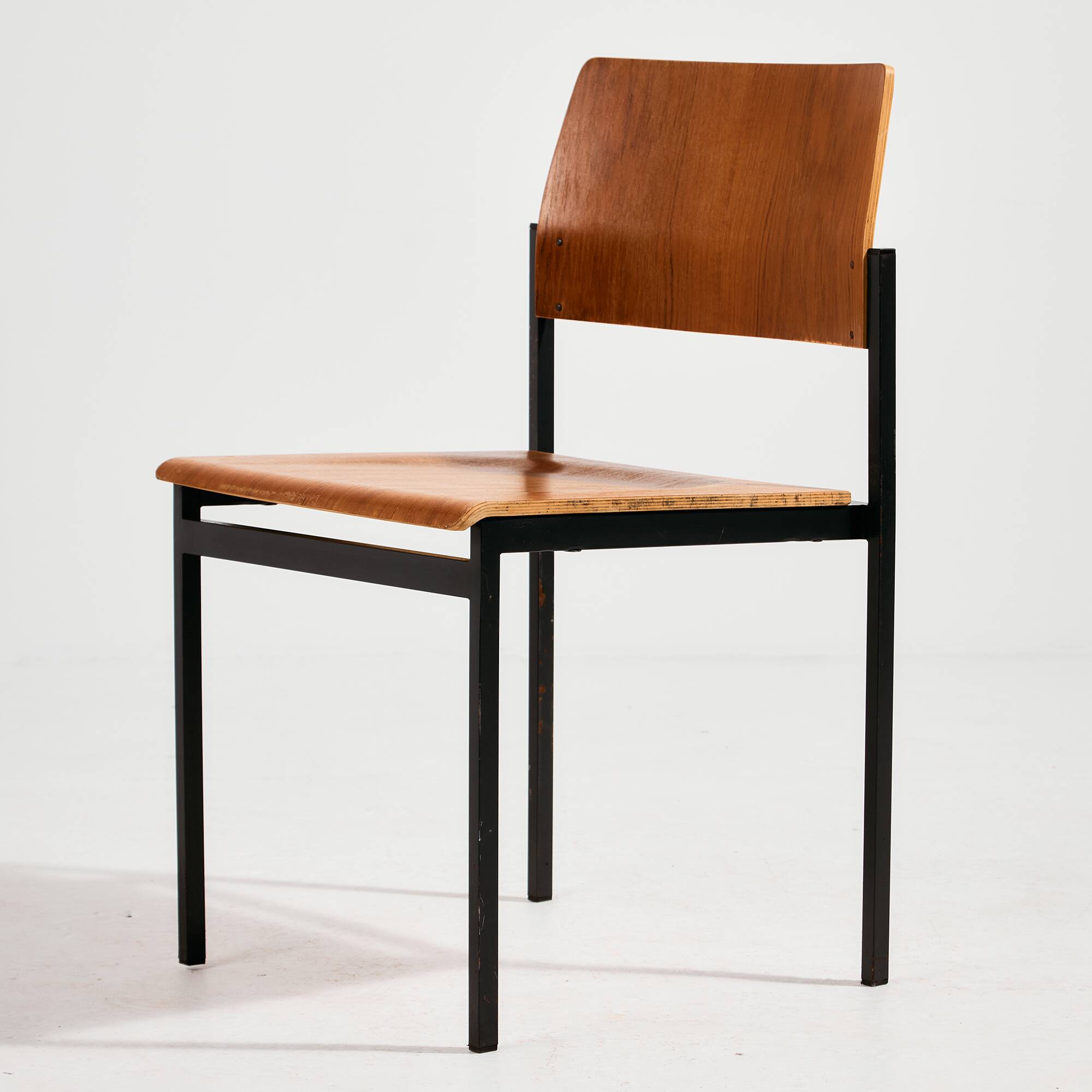 Chaise en teck sur base en métal