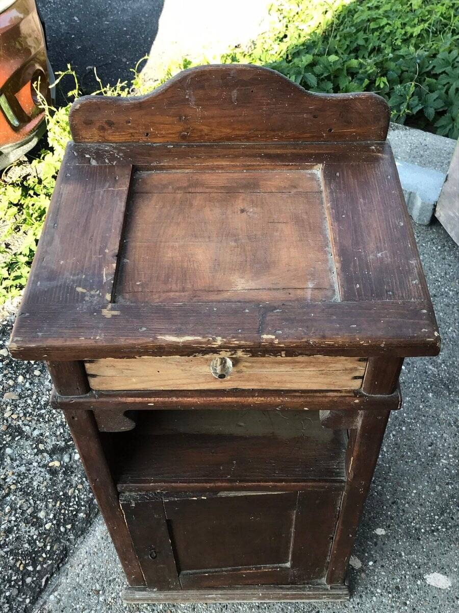 Table de chevet rustique en pin marron à tiroir, porte et étagère — début XXe siècle