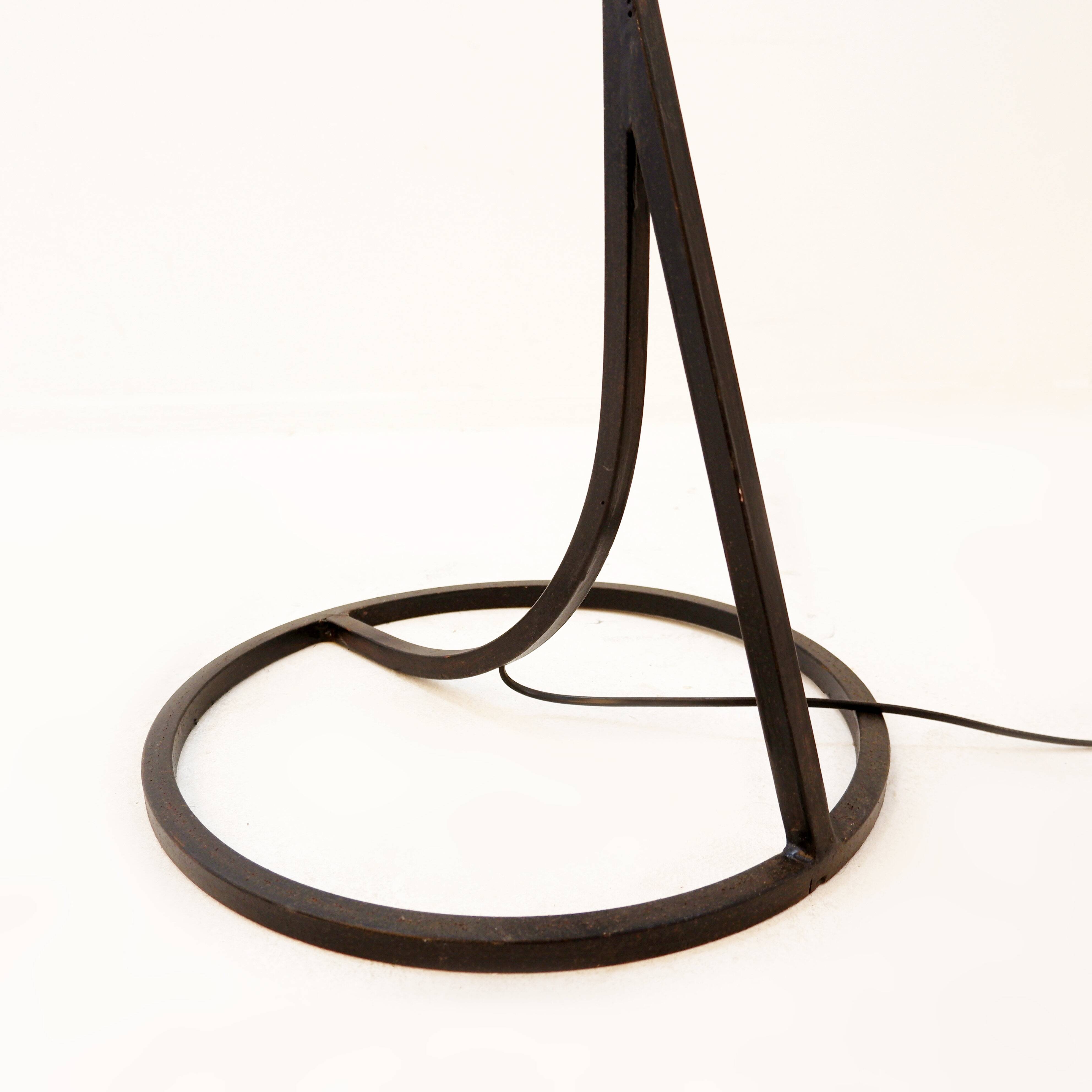 Floor lamp in metal and sandblasted glass disc