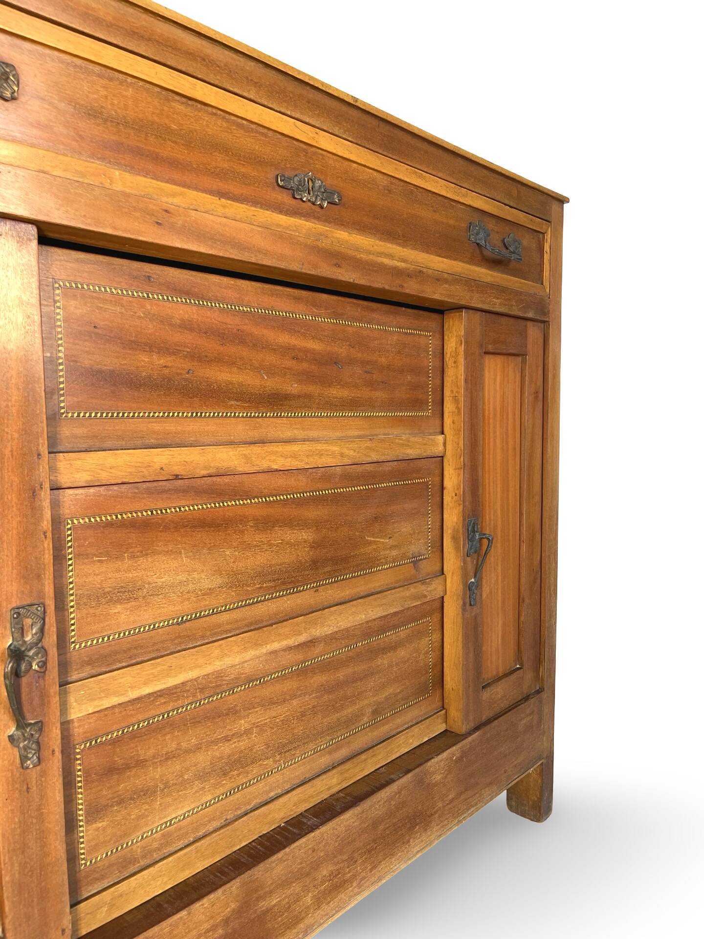 Commode de style Art Déco en bois de cerisier et noyer.