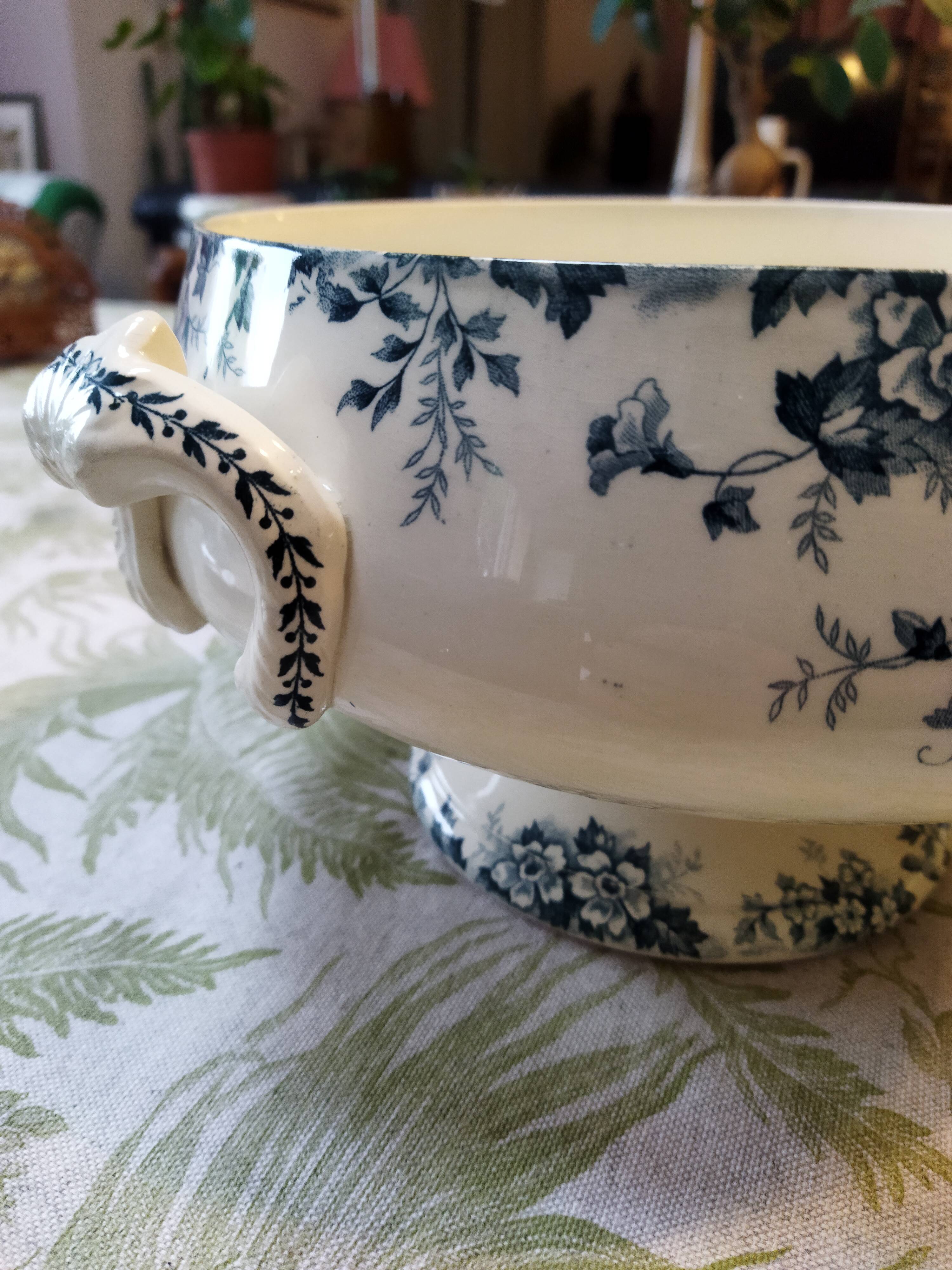 Souptureen or vegetable Saint Amand