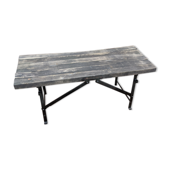 Folding coffee table