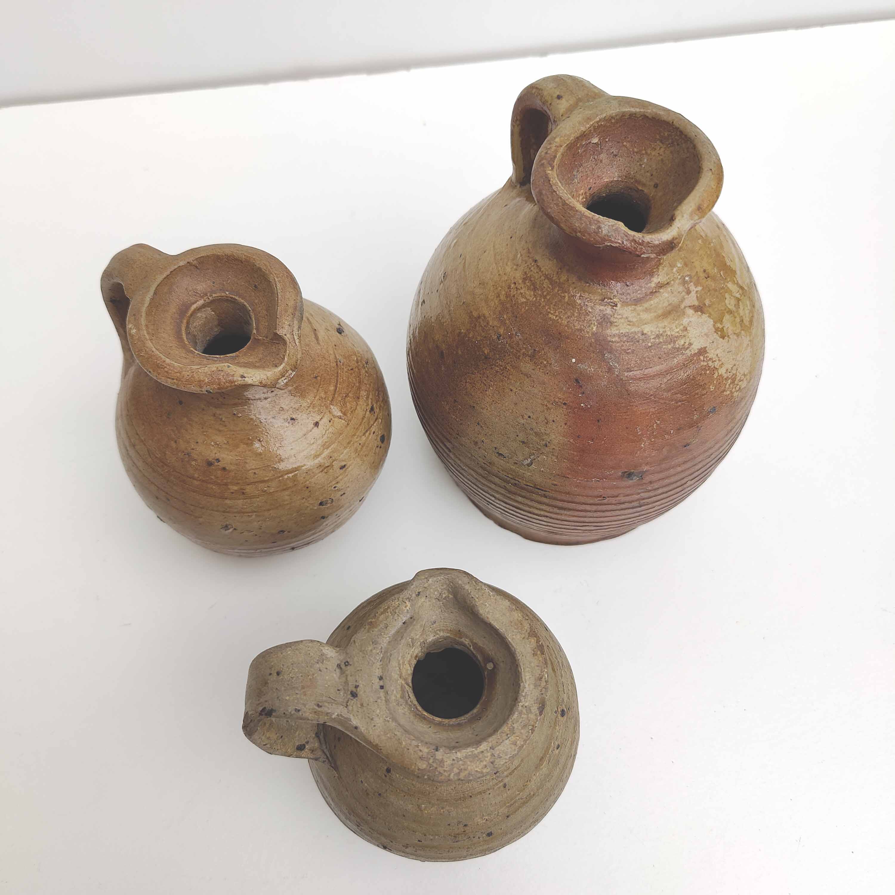 Lot de trois pichets en grès