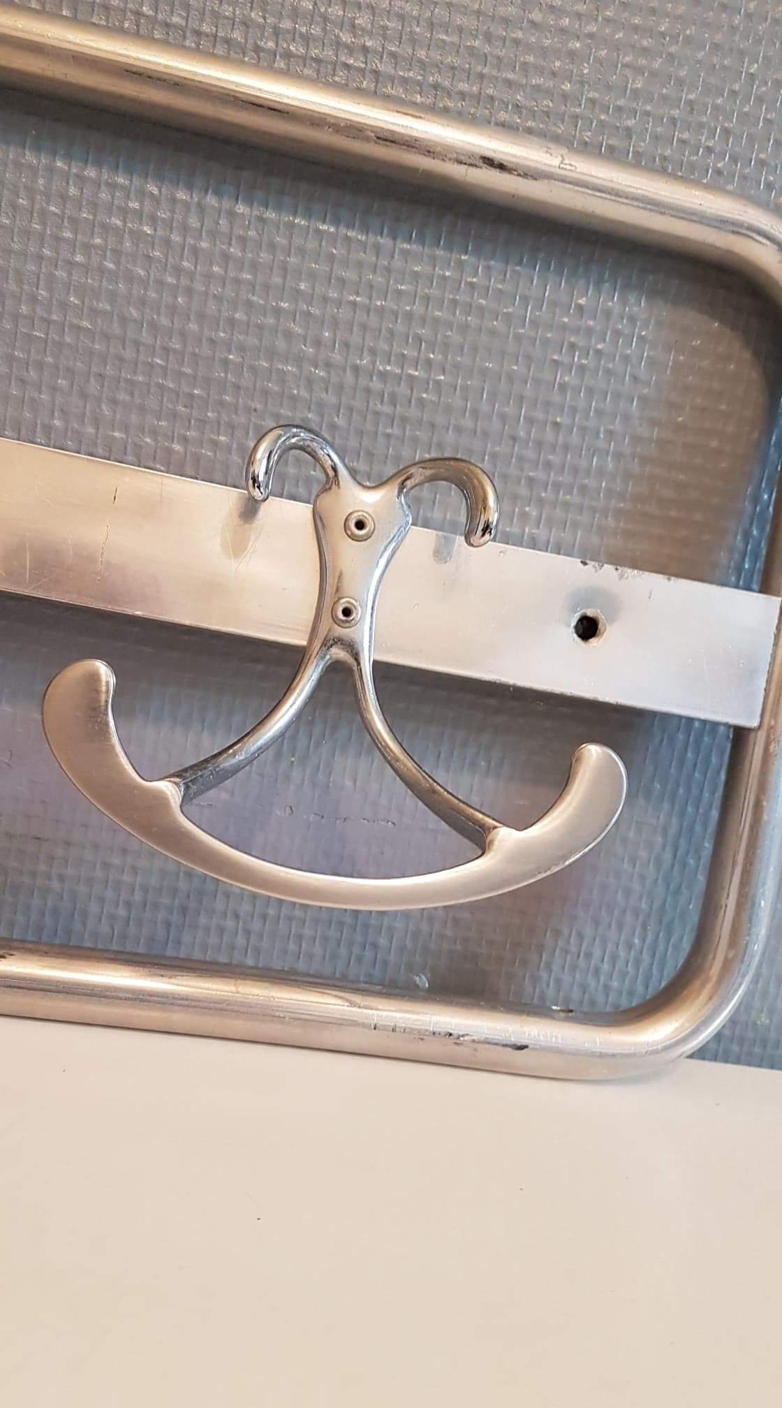 Aluminum coatrack with 2 pads from the 60