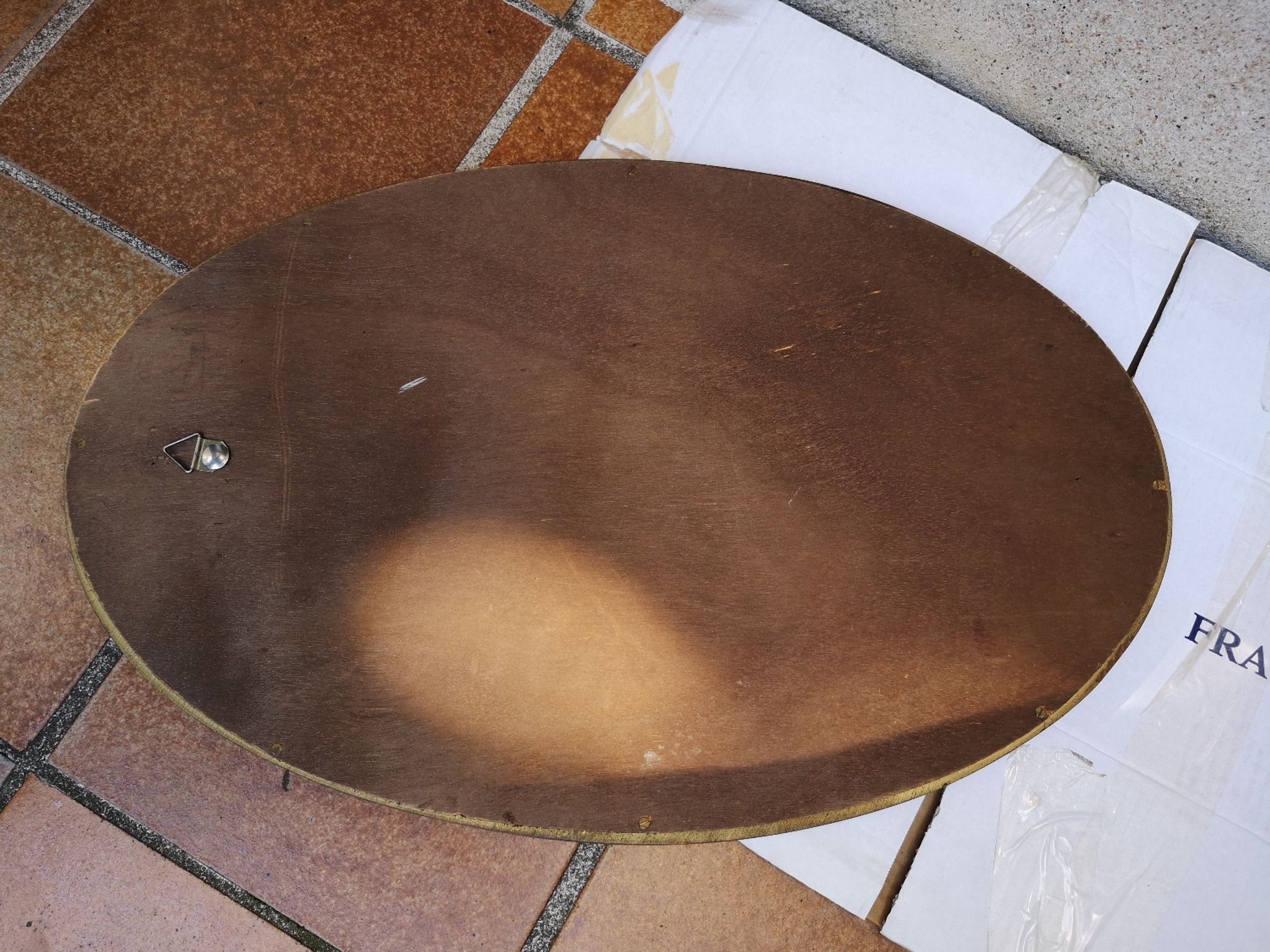 Ancien miroir ovale guilloché doré et peint