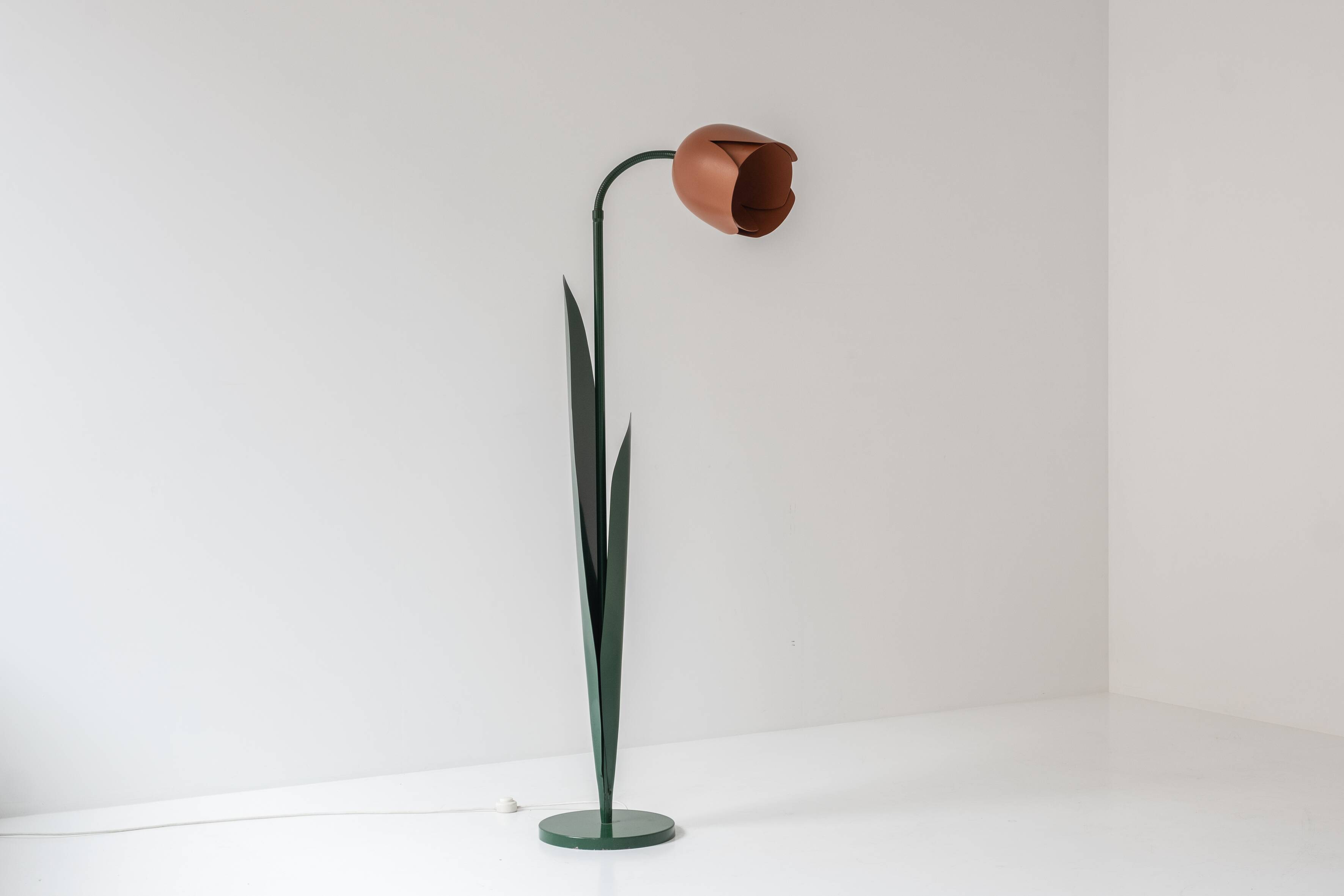 Lovely postmodern tulip flower floor lamp by Peter Bliss for Bliss, UK 1980’s.