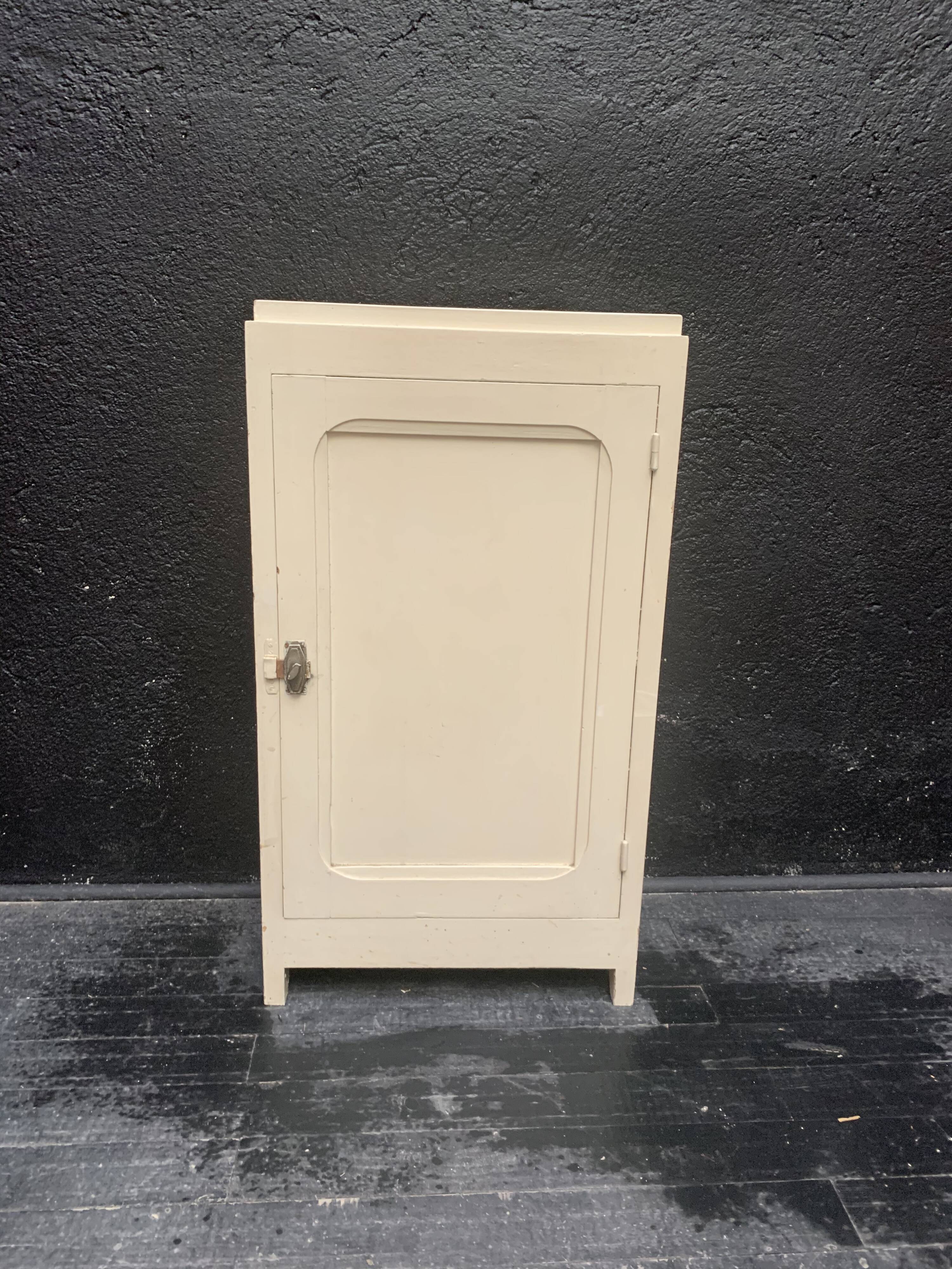 Meuble d’appoint en bois peint