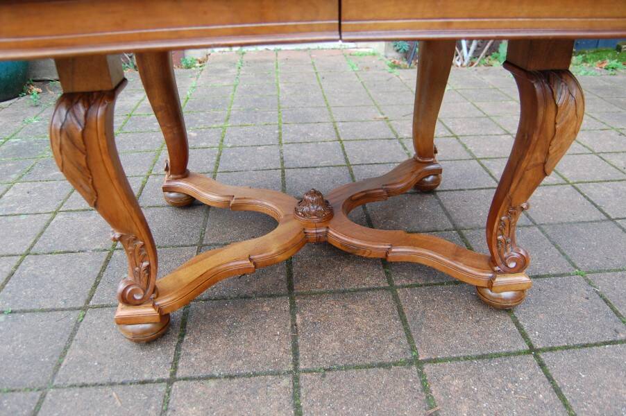 Napoleon III period walnut table from the late 19th century with extensions for 16 covers.