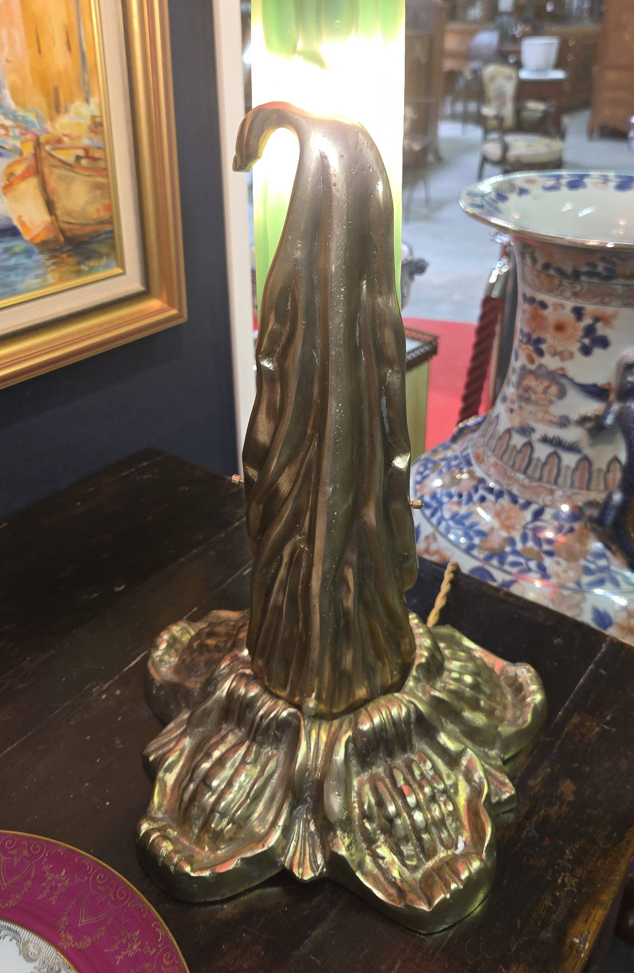 Grande lampe style Art Nouveau – pied en bronze et verre, abat-jour dégagé