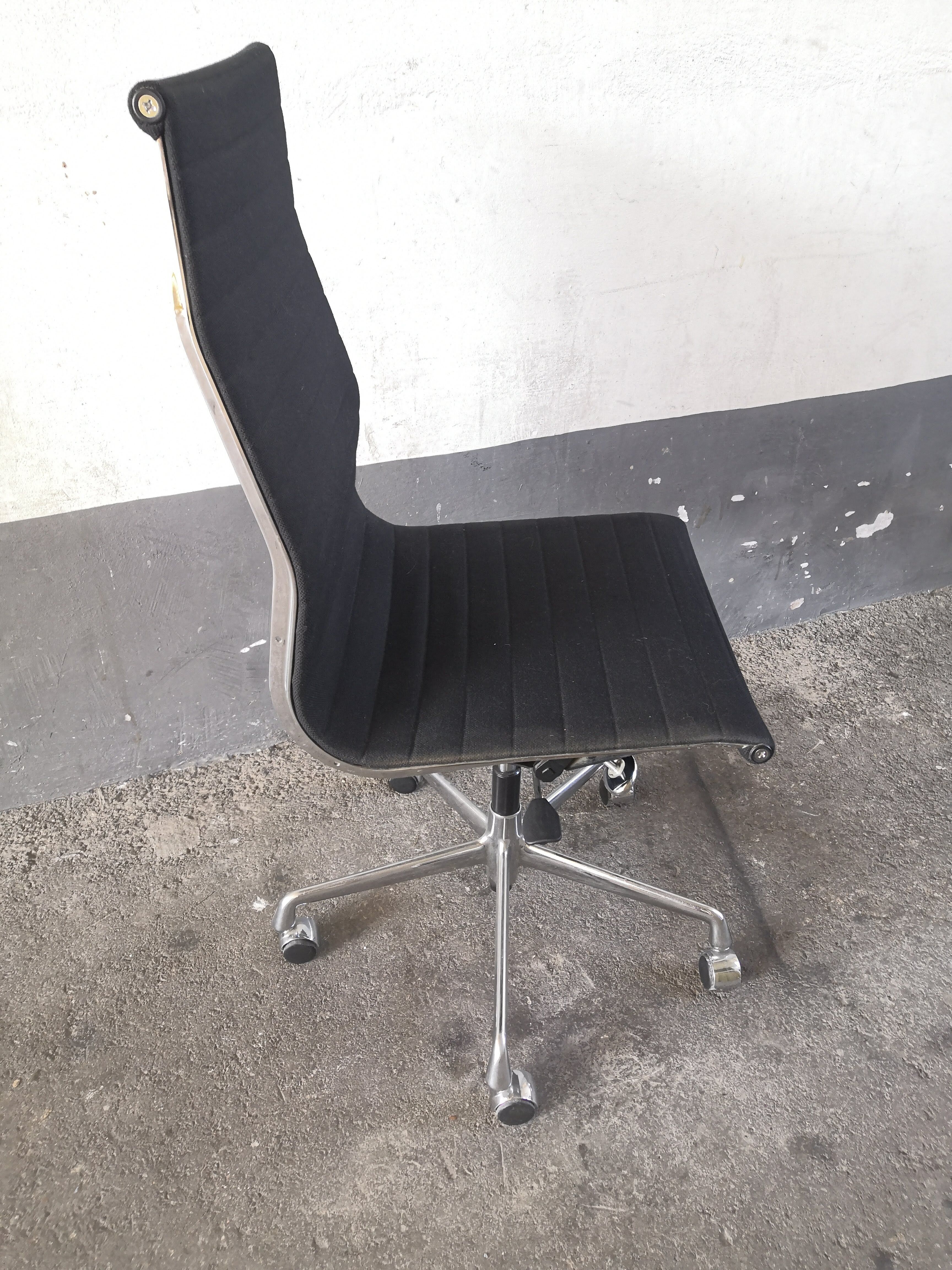 Chaise de bureau Vitra Eames EA 119