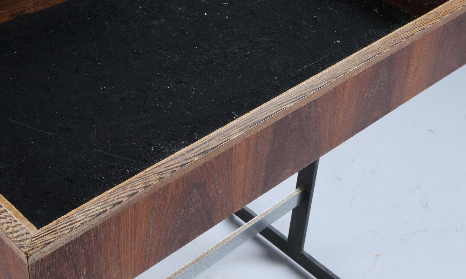 Vitrine de table en palissandre et wengé.  1970.