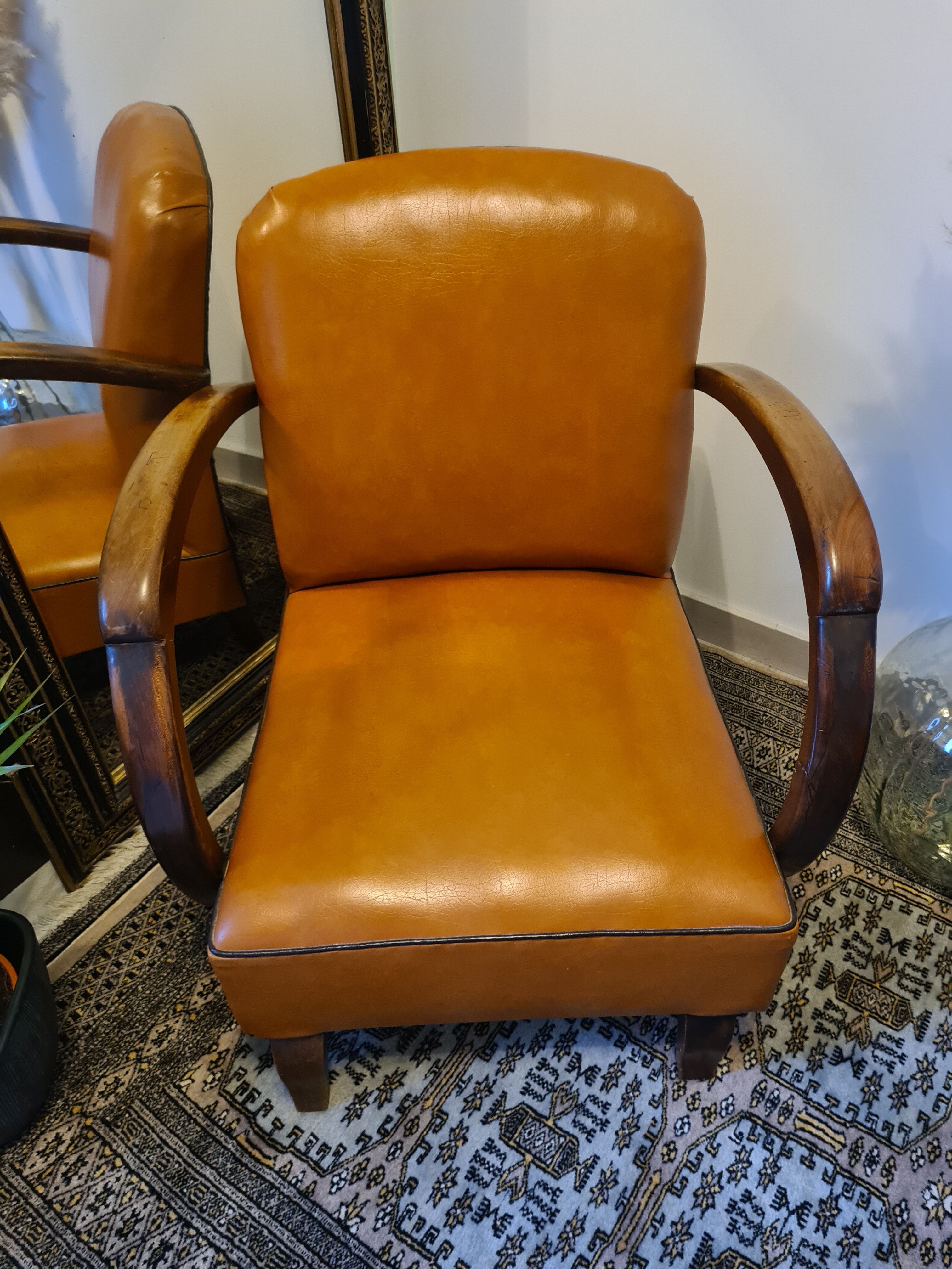 Paire de fauteuils studio simili cuir marron années 30