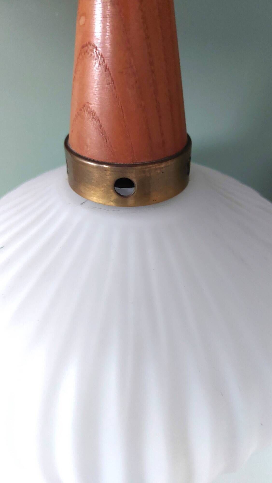 Lampe suspendue vintage en opaline et en teck. Louis Kalff '60