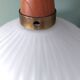 Lampe suspendue vintage en opaline et en teck. Louis Kalff '60