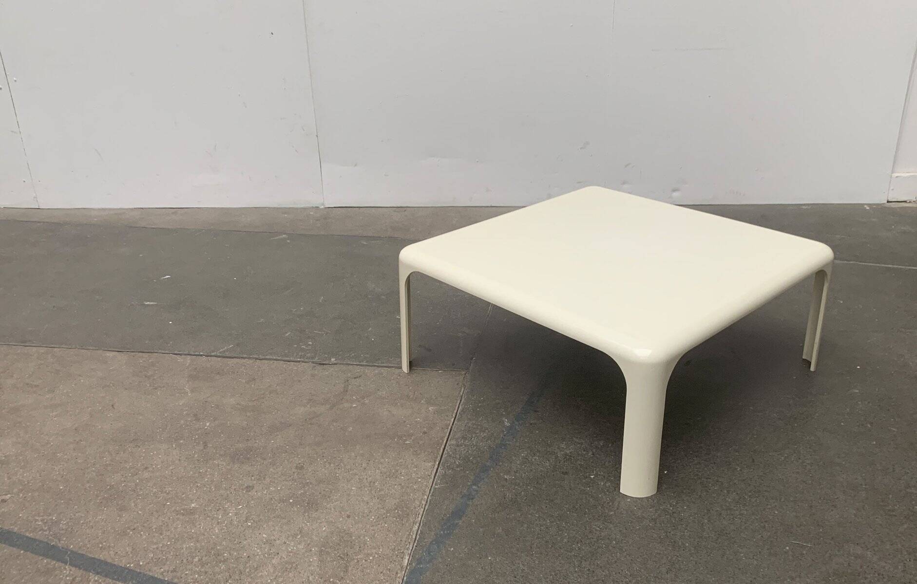 Demetrio lounge coffee table from the Italian space age of the mid-century by Vico Magistretti for Artemide.