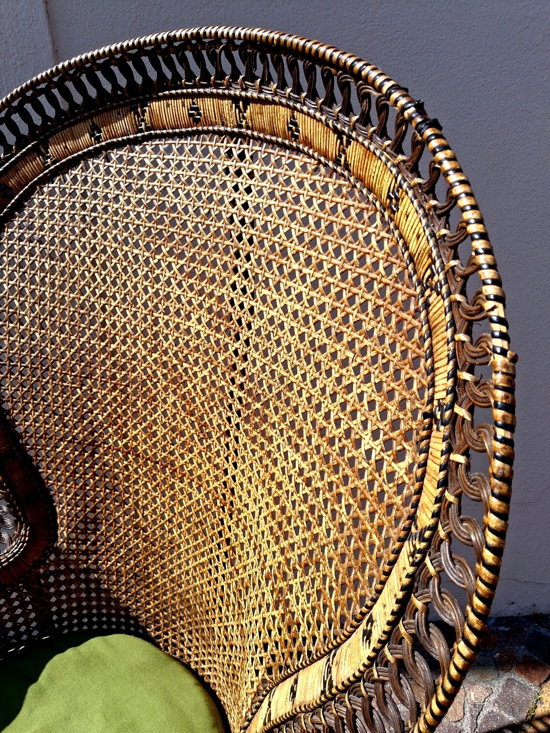 Authentique fauteuil dit Emmanuelle en rotin, design séventies