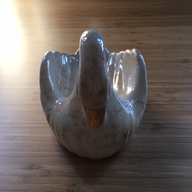 Ceramic swan pocket tray