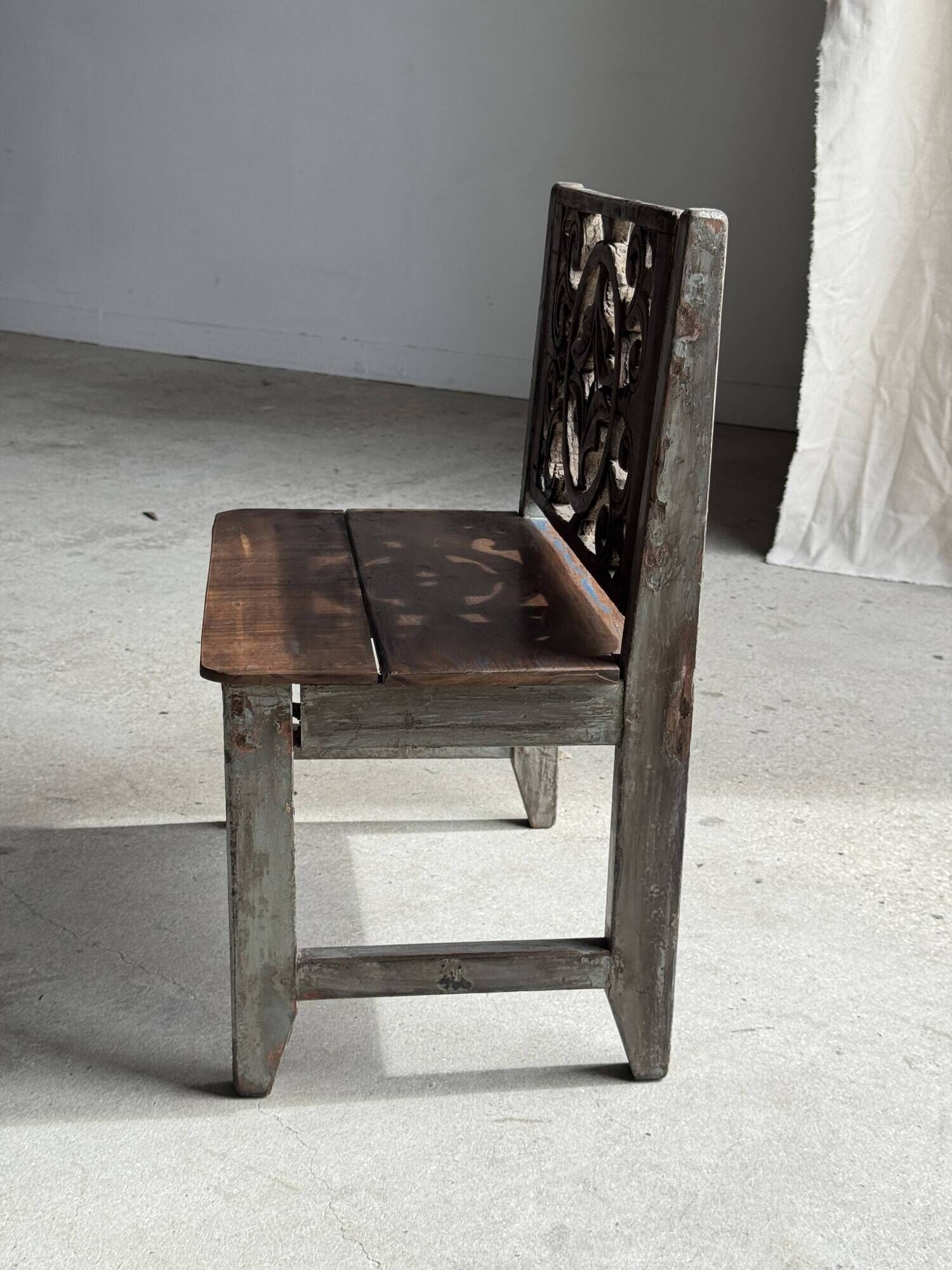 Mini banc à dossier sculpté à motif de rosace et volutes H59 L51