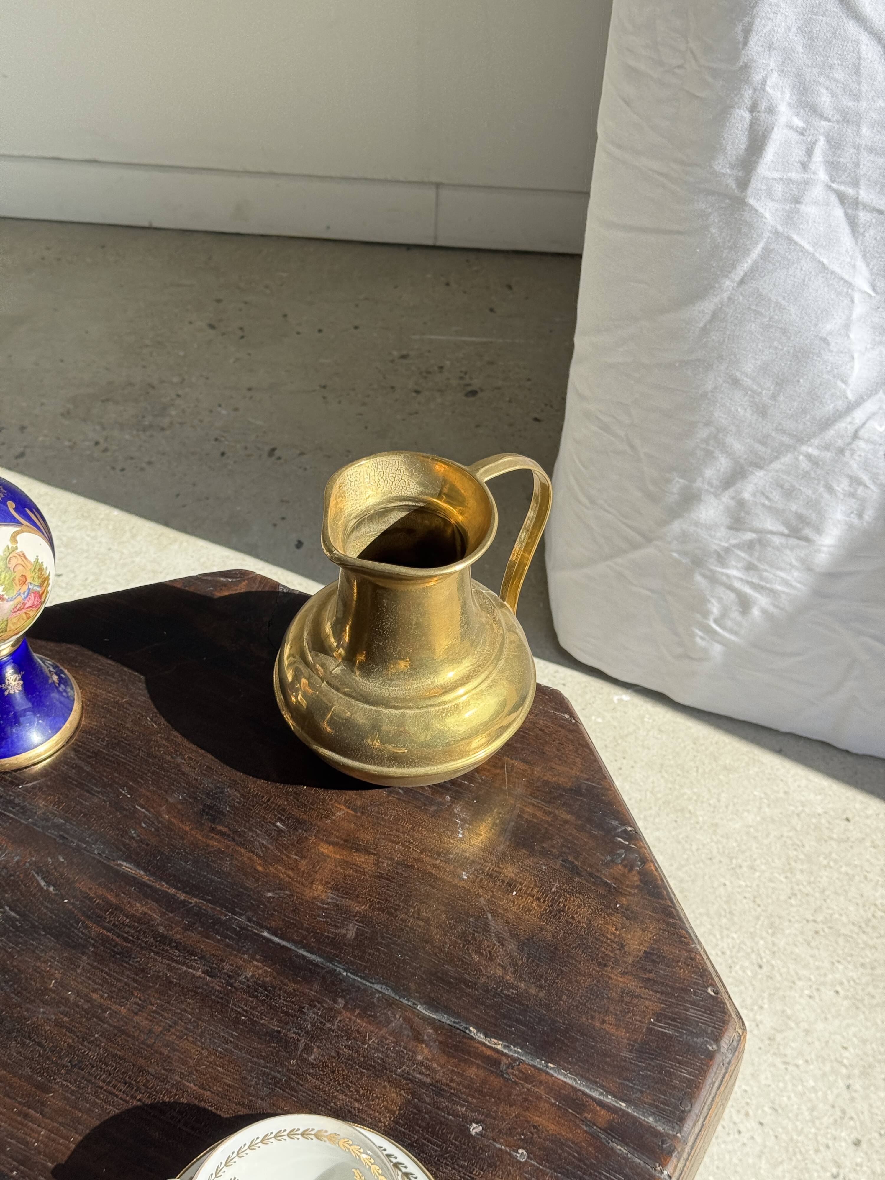Carafe or metal jug with a rounded body H18