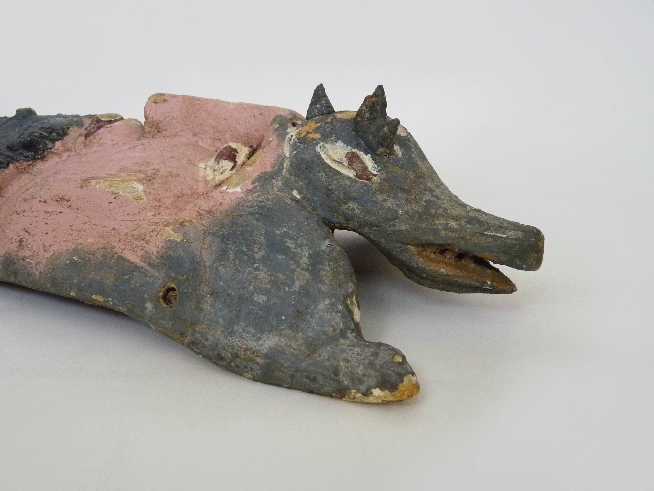Ancien masque mexicain en bois sculpté polychrome. Années 50