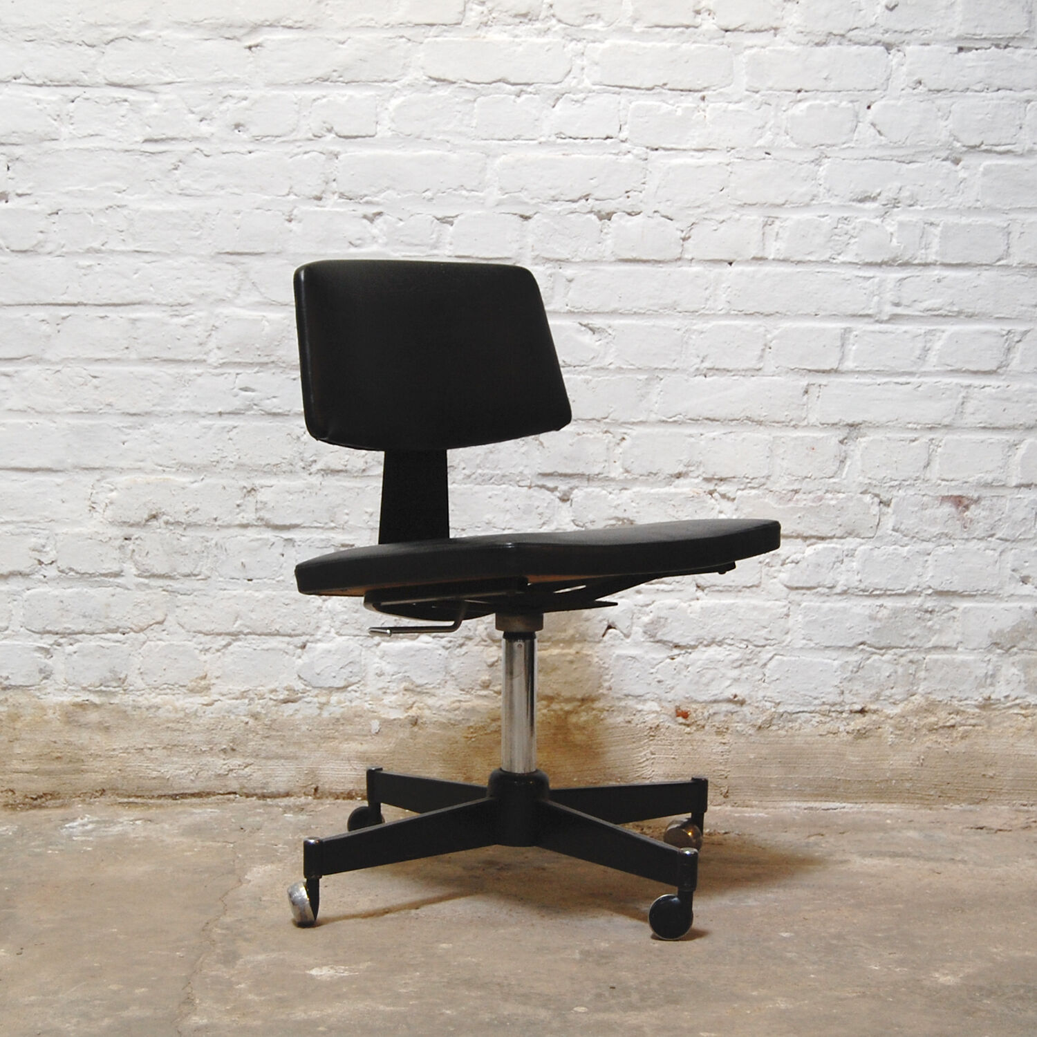 Fauteuil de bureau modèle "Dactylo"  Style Guariche Meurop