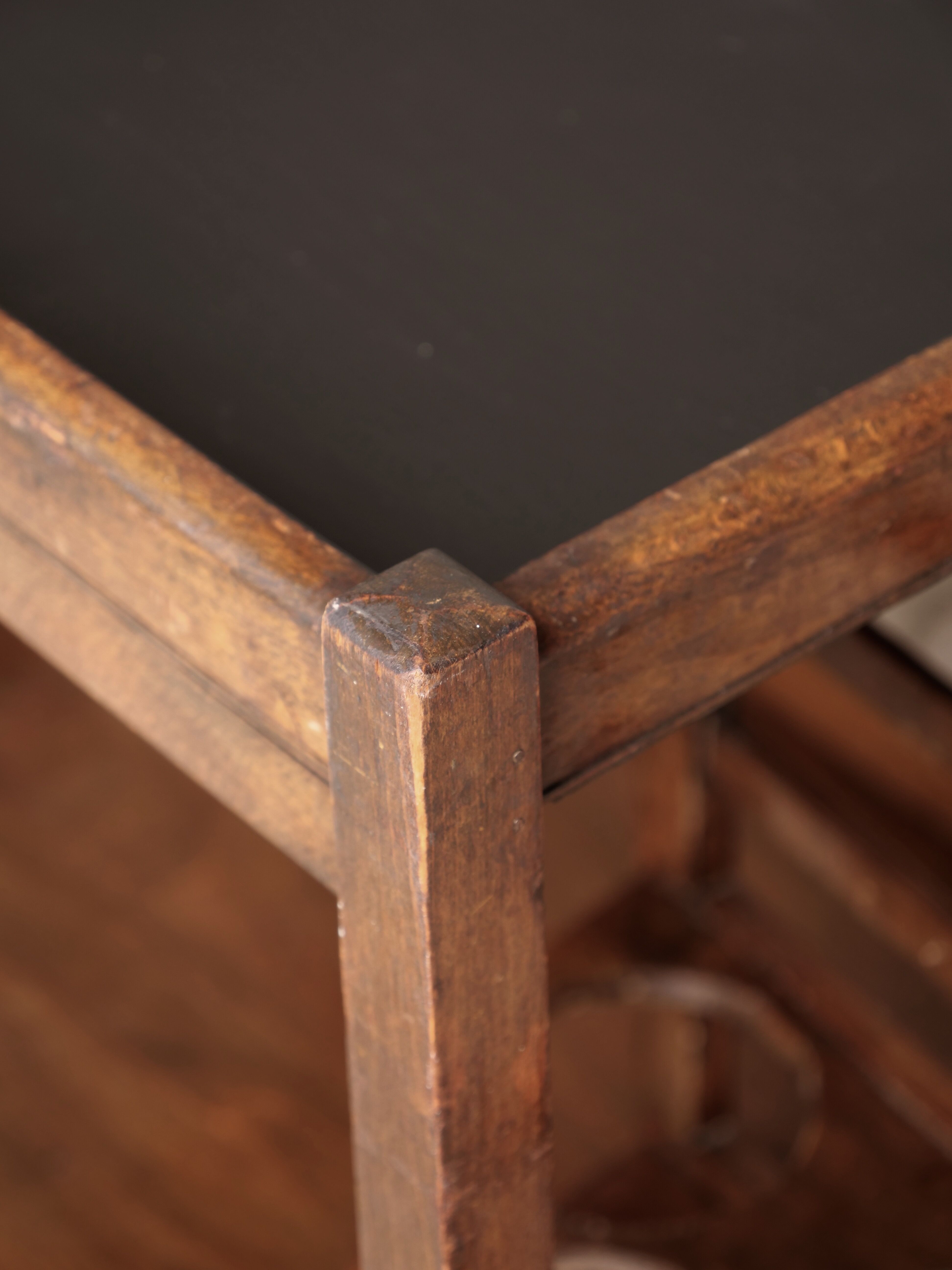 Serving art deco tork