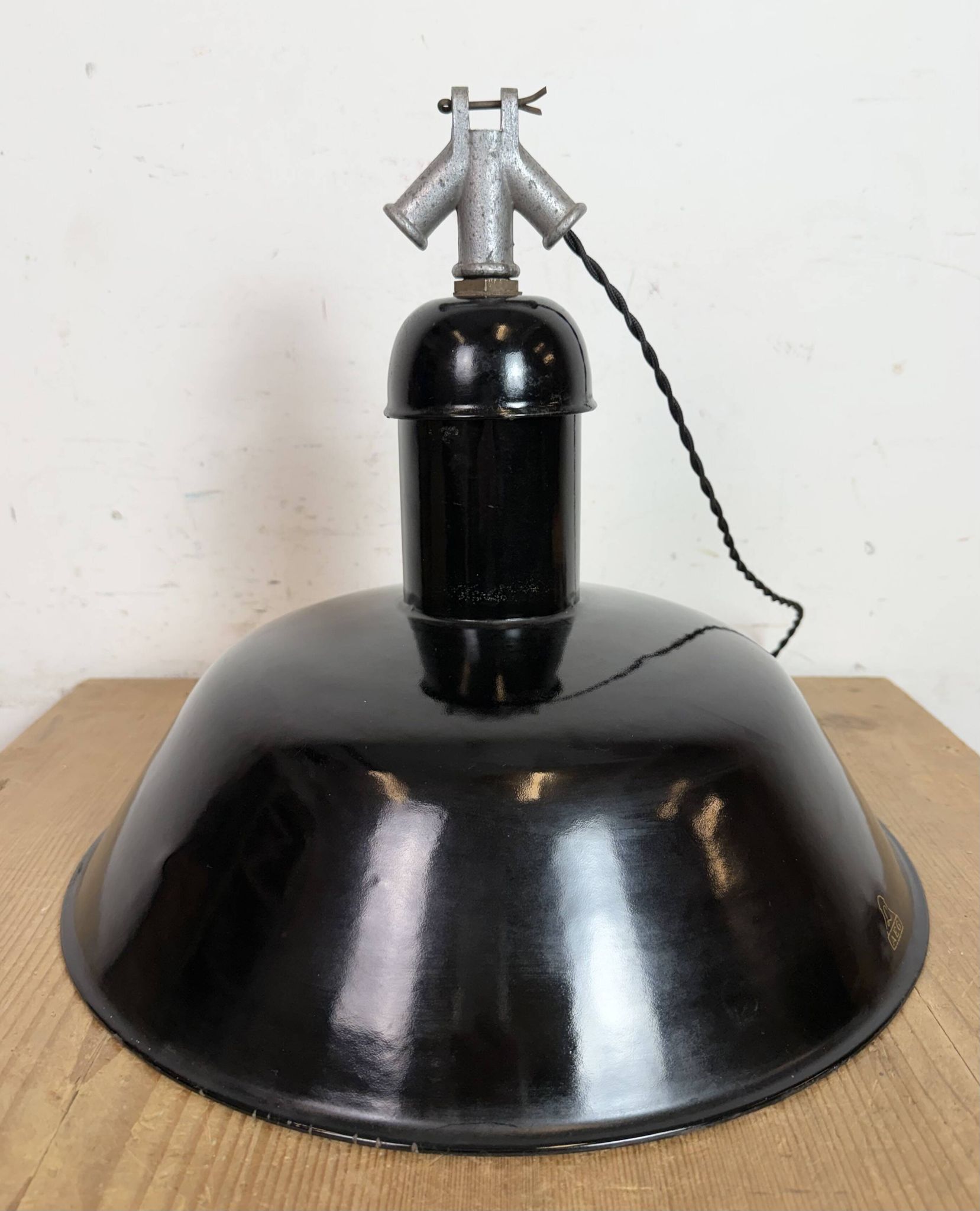 Lampe suspendue industrielle en émail noir de AEG, années 1930