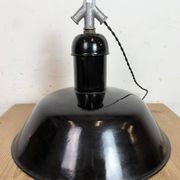 Lampe suspendue industrielle en émail noir de AEG, années 1930