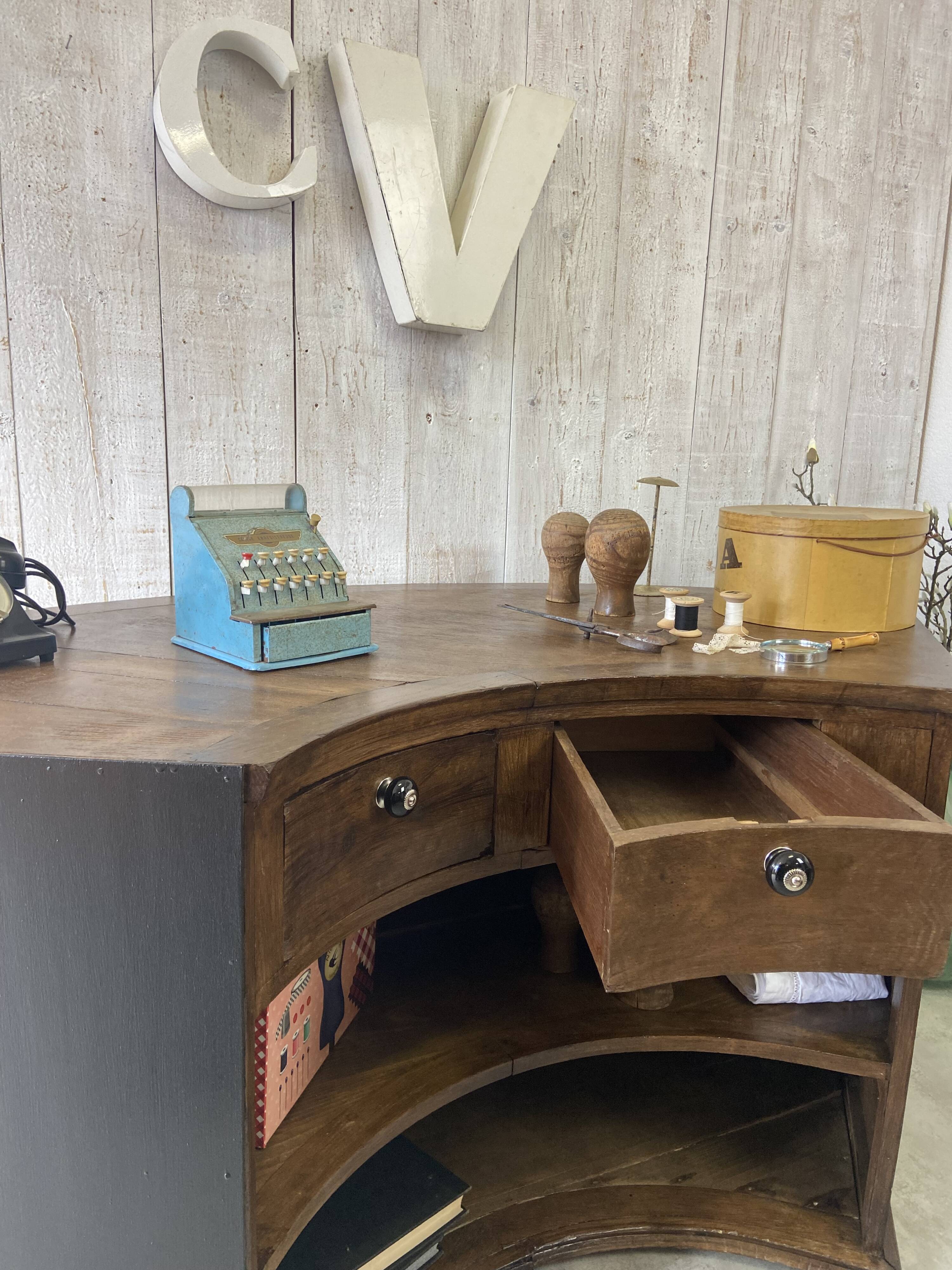 Ancien comptoir de mercerie