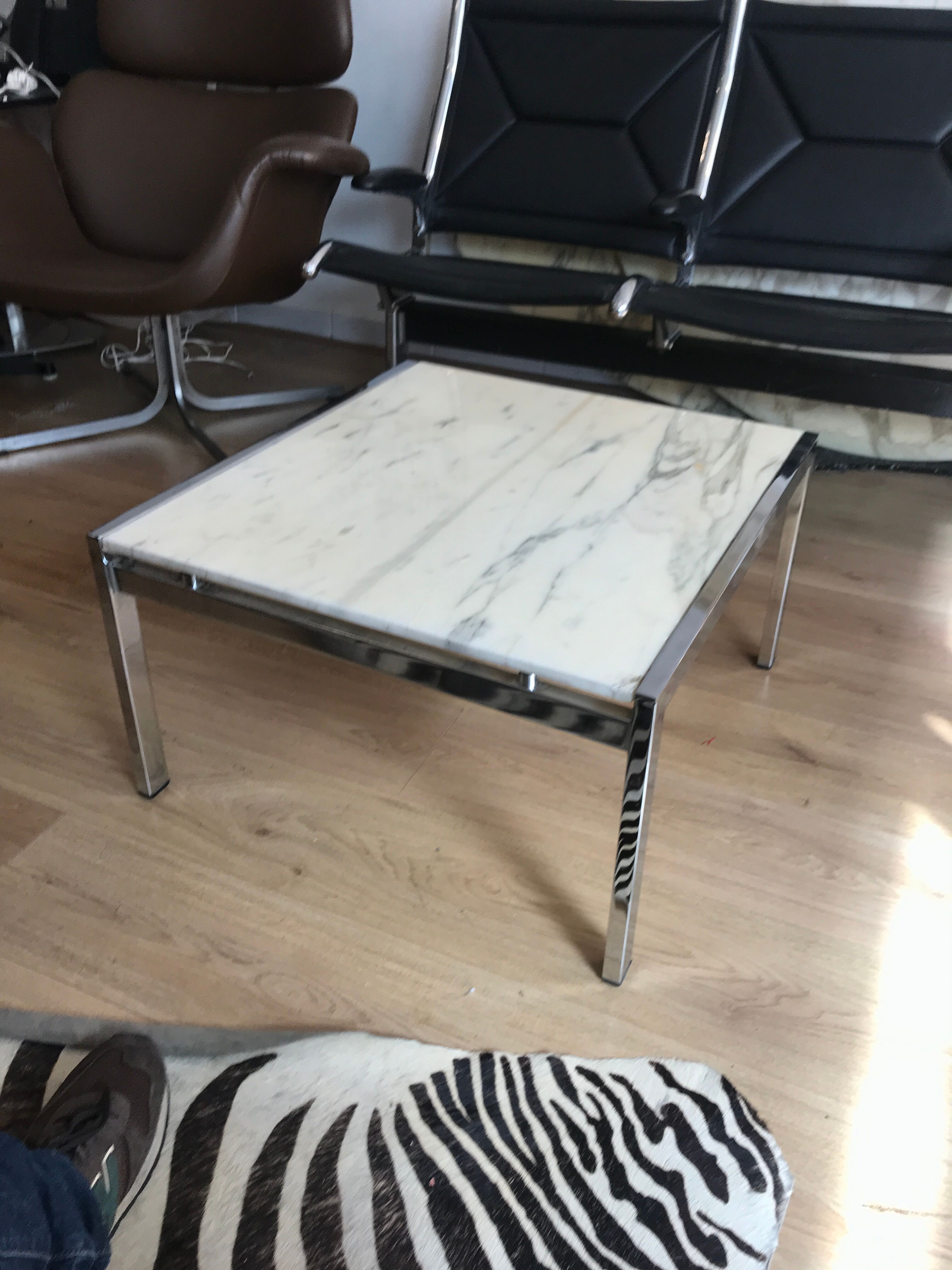 Table basse en marbre de Calacatta et structure  chromée circa 1975