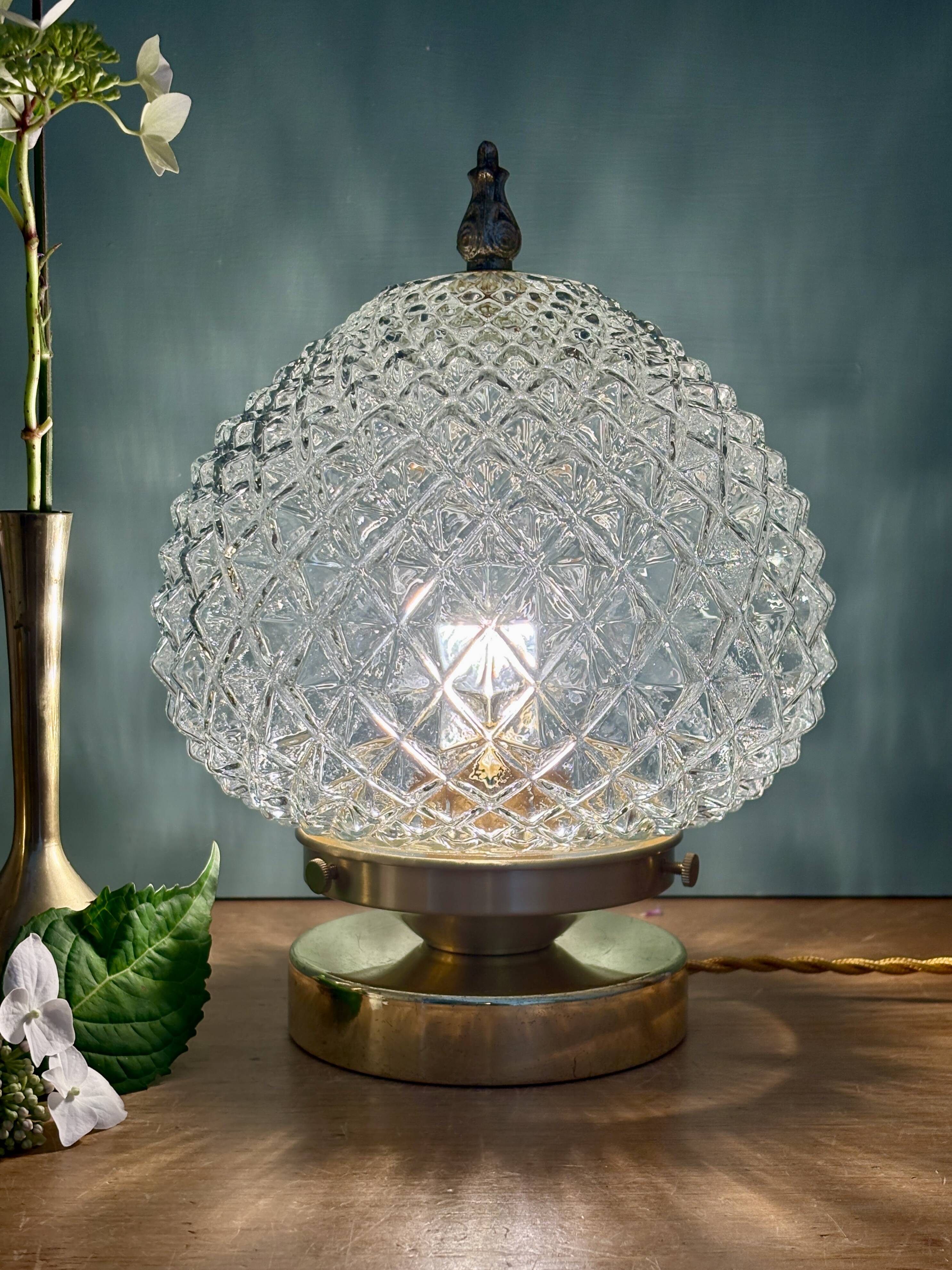 Vintage globe table lamp in moulded glass with diamond points.