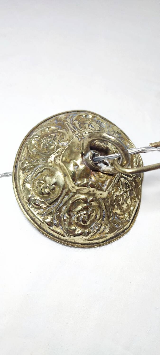 Lámpara de techo de latón y cristal. España, 1940s.