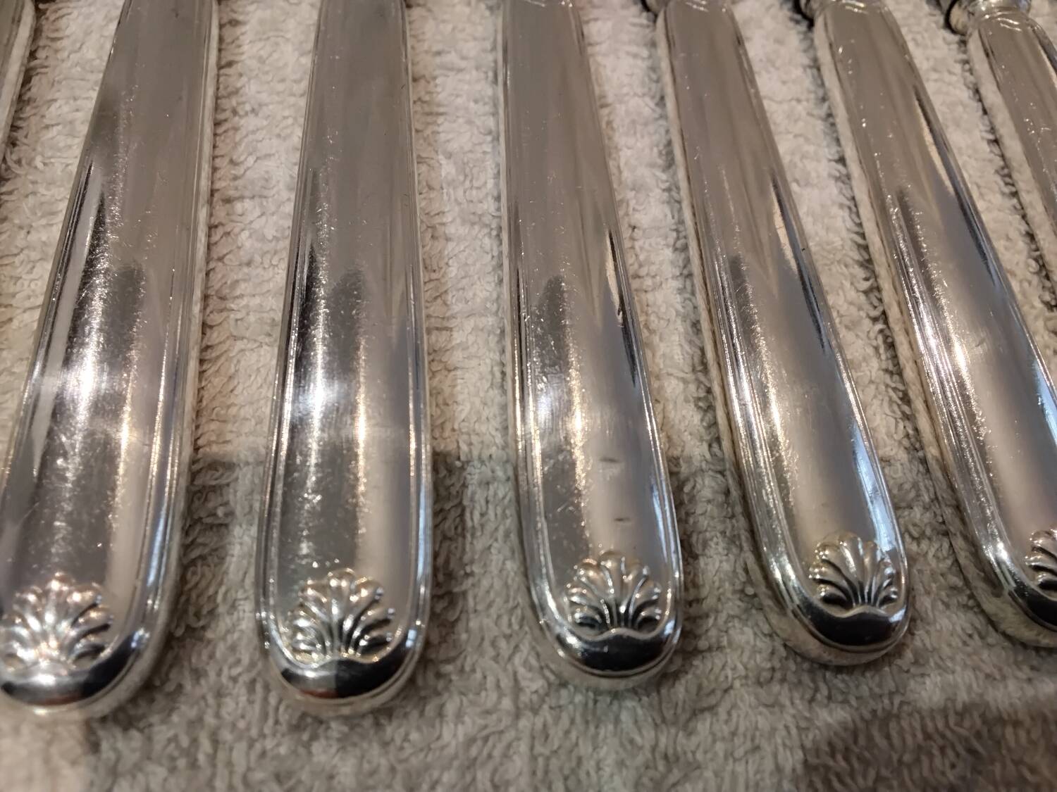 11 silver-plated metal lunch knives by Ravinet Coquille, 18cm