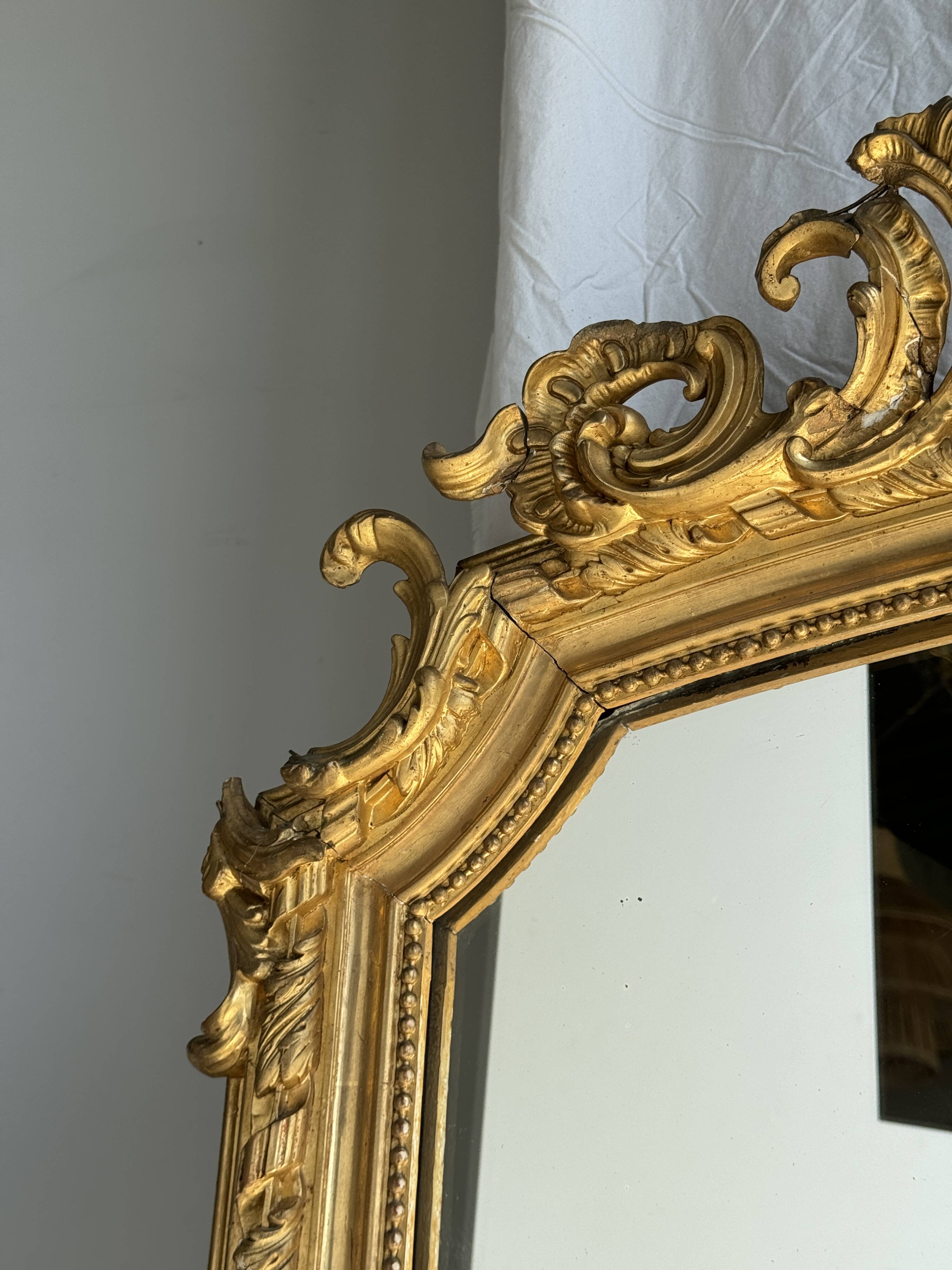 Large gilded mirror with acanthus leaf pediment H150 L98