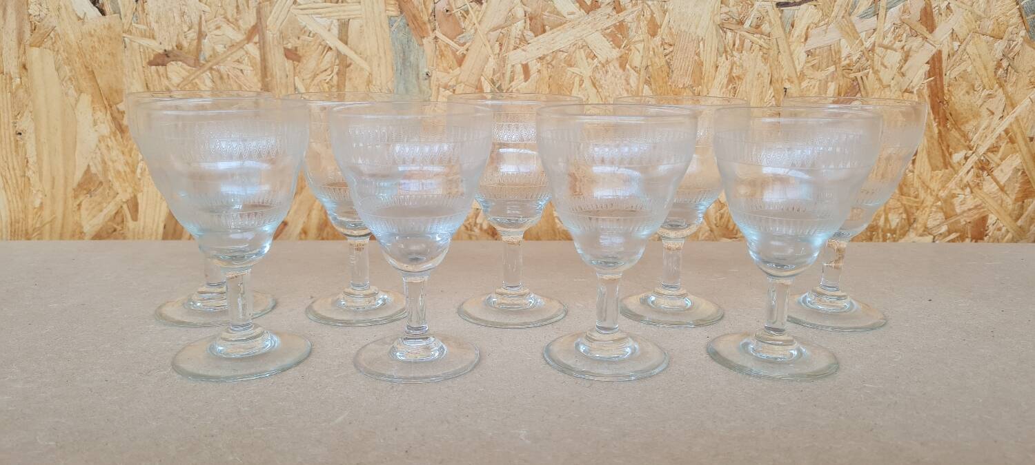 Service of 9 wine glasses in chiseled crystal