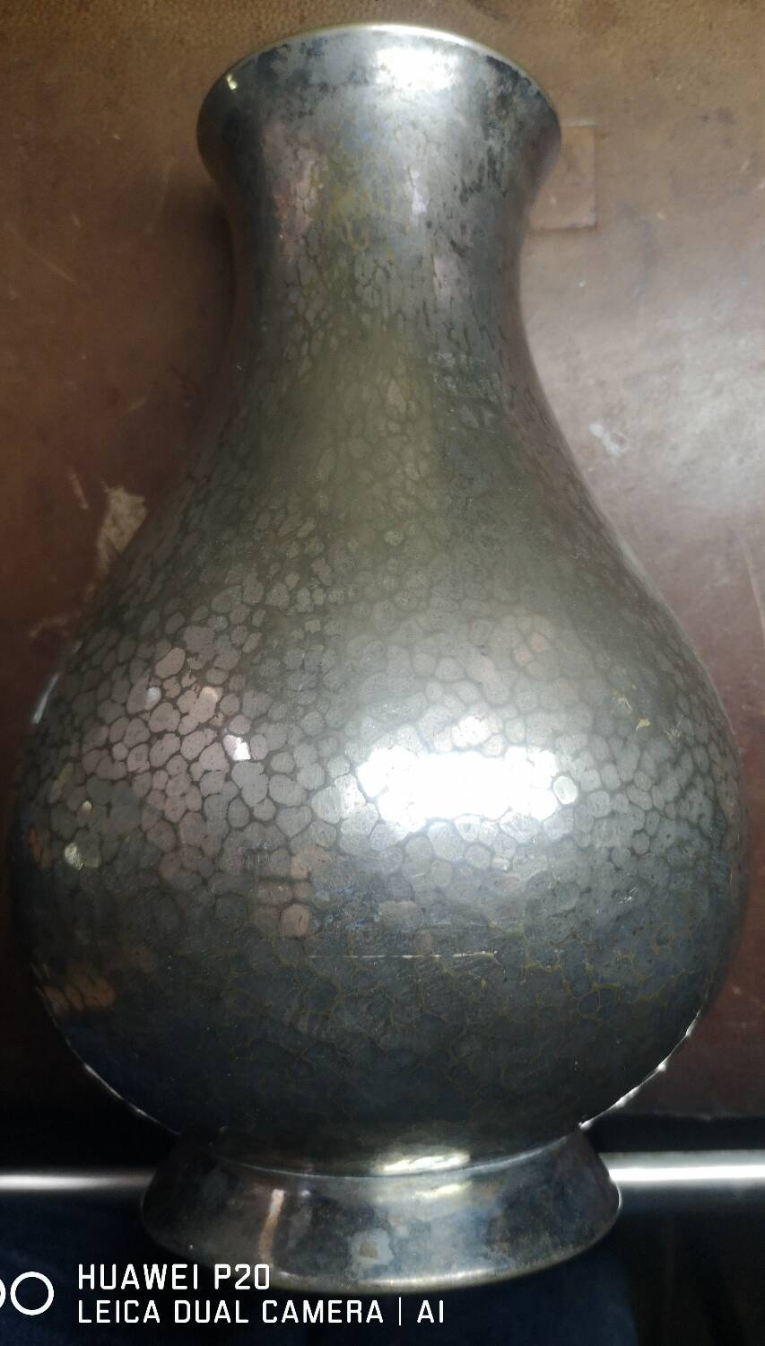 Art Deco vase in hammered metal and signed: WMF