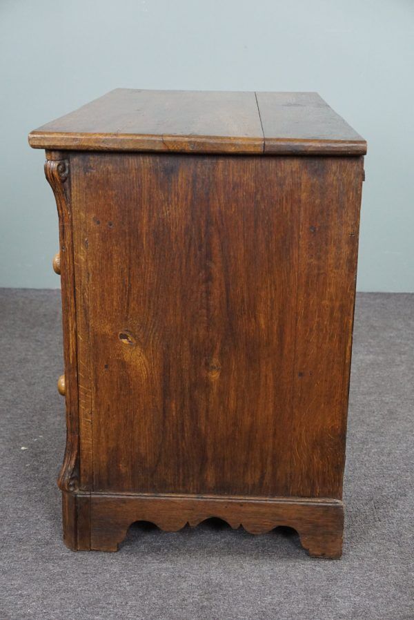 Antique oak chest of drawers with 4 drawers