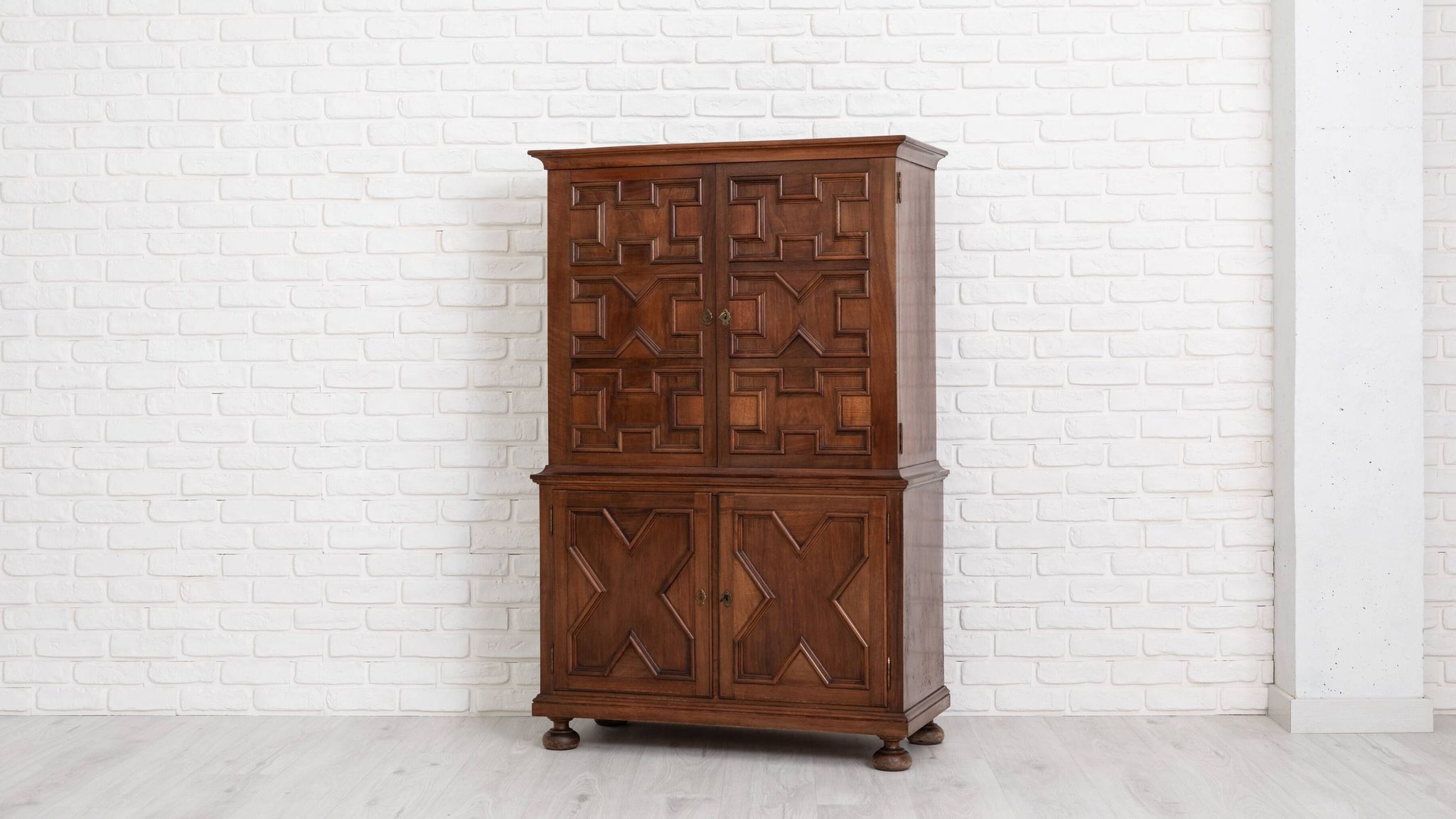 Bar cabinet by Muebles Casas