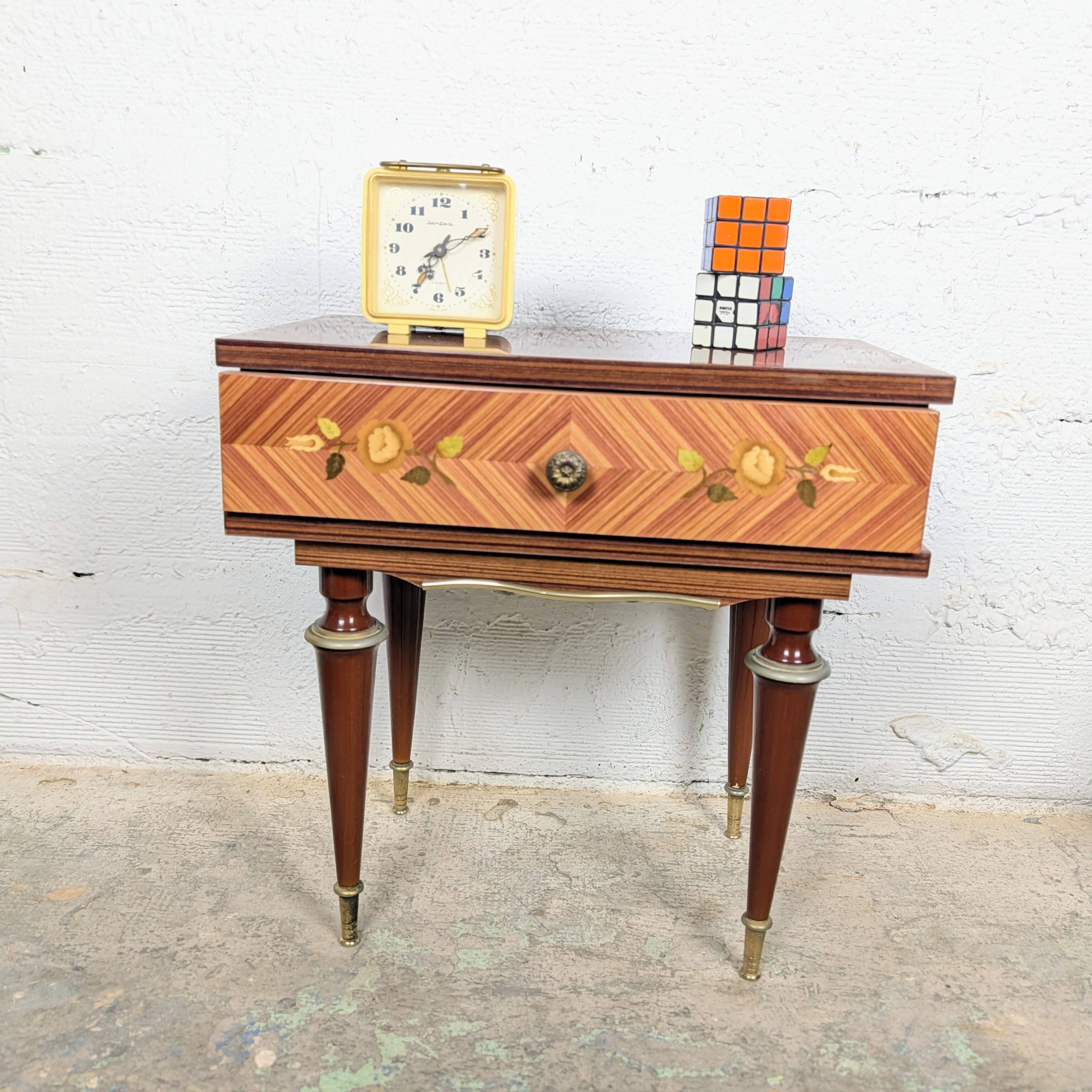 Table de chevet marqueterie fleurie et laiton