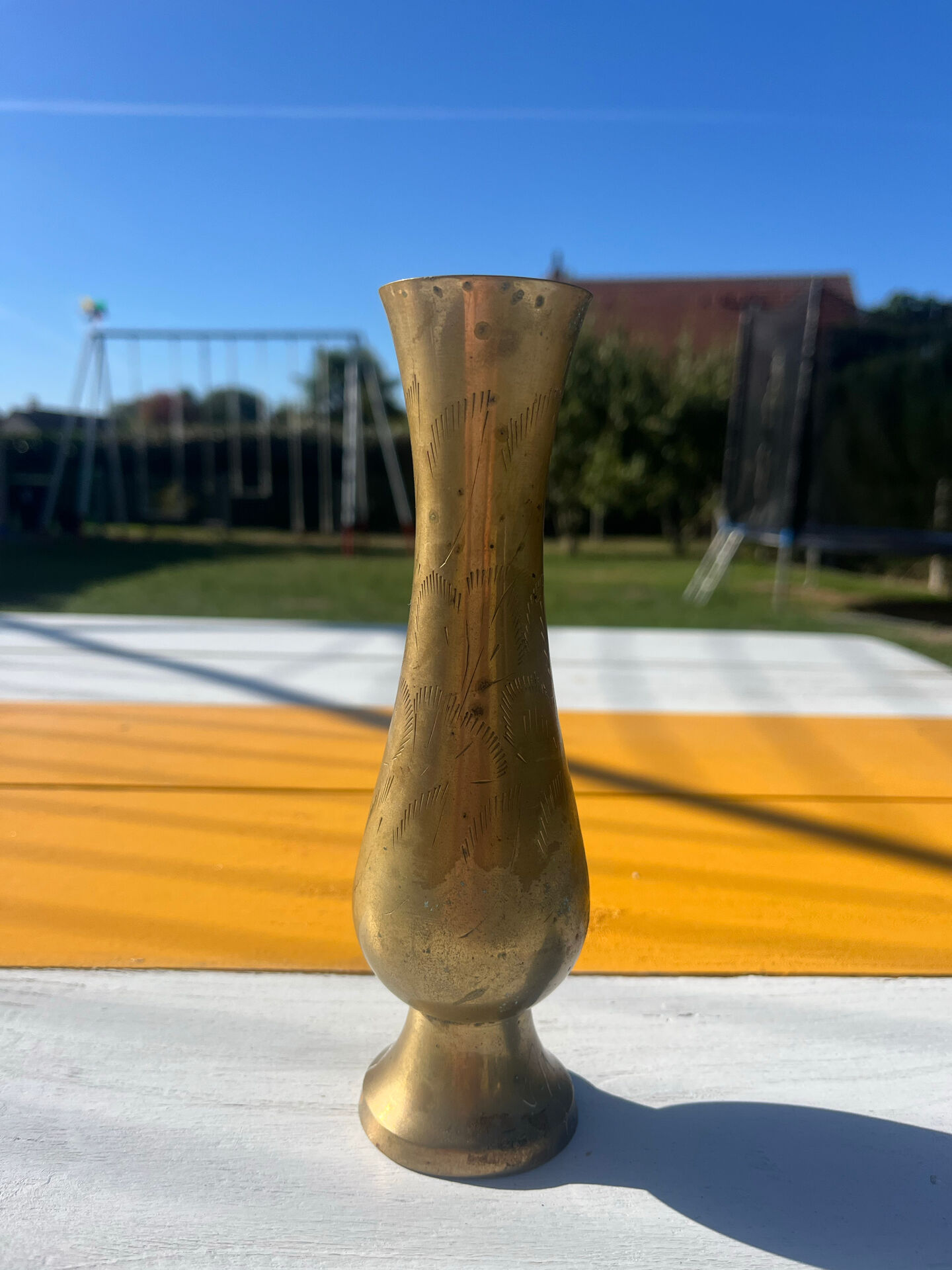 Vase soliflore vintage en laiton gravé