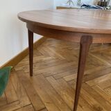 Extendable Scandinavian table