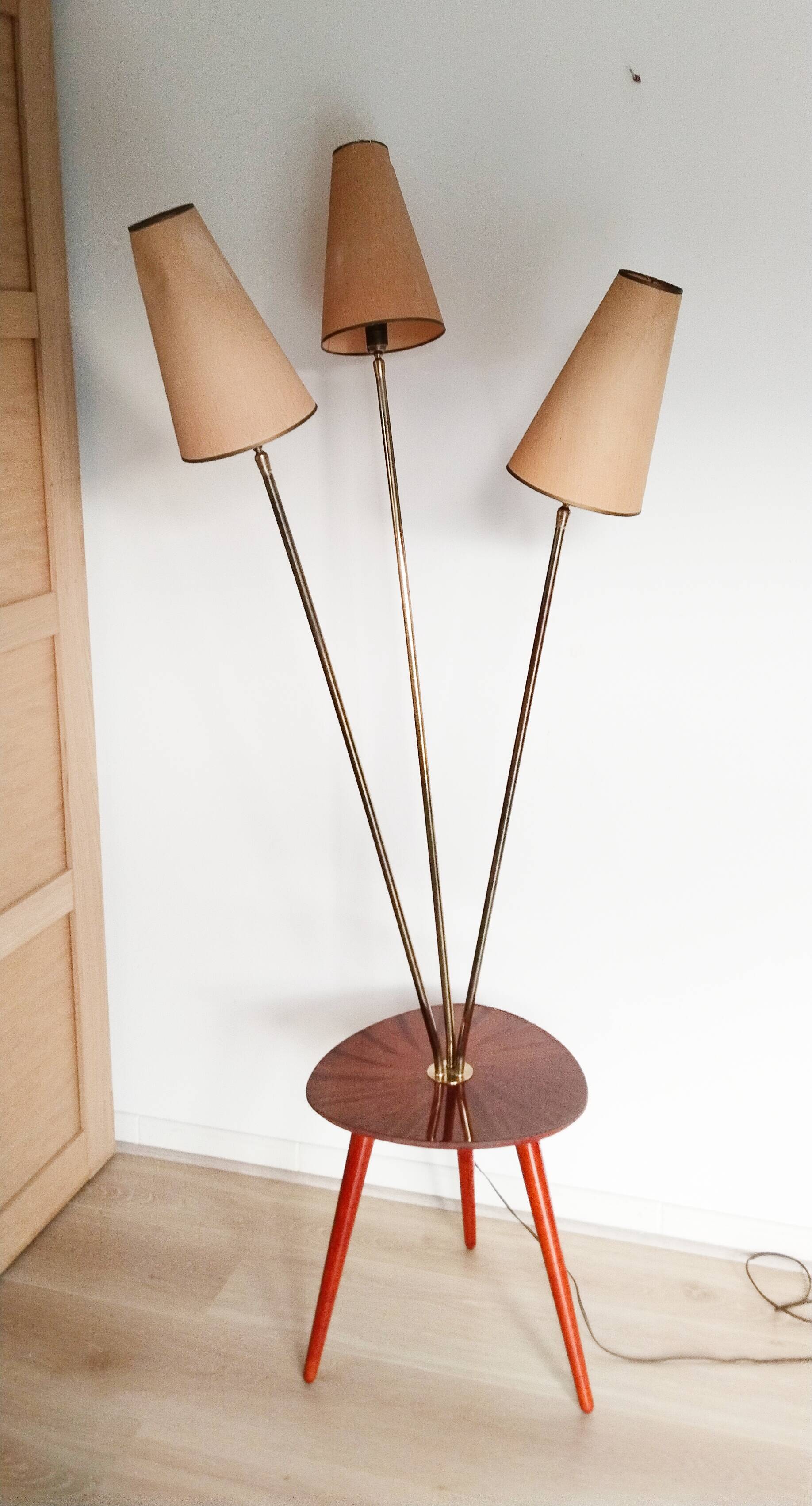 Lampadaire 3 feux avec tablette ,pieds tripode, années 60