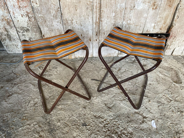Paire de tabourets pliants de camping vintage en métal tubulaire et tissu