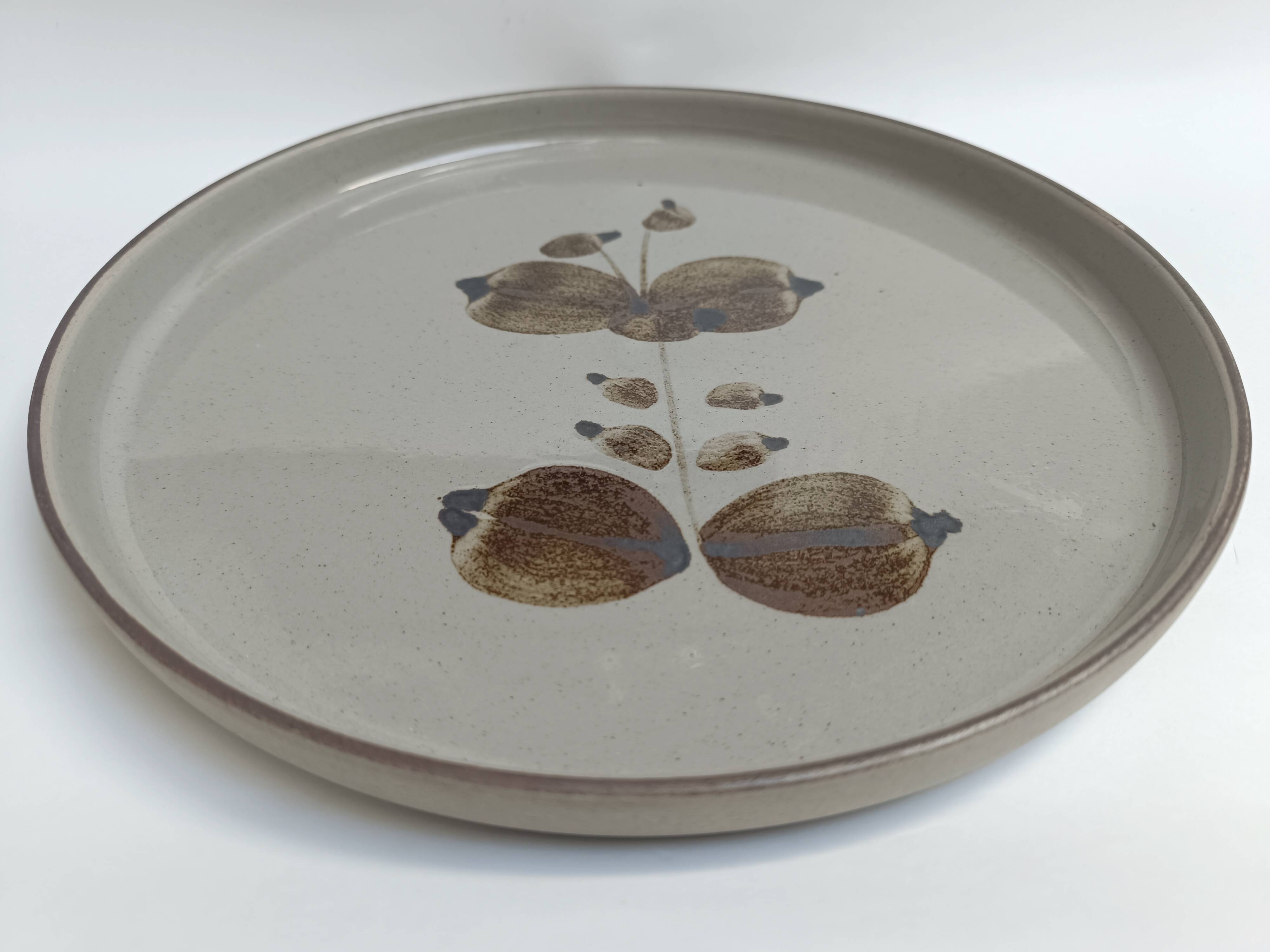 Arnon stoneware round serving dish