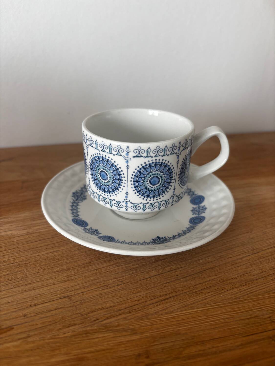 Set of 4 Spanish Pontesa porcelain cups and saucers