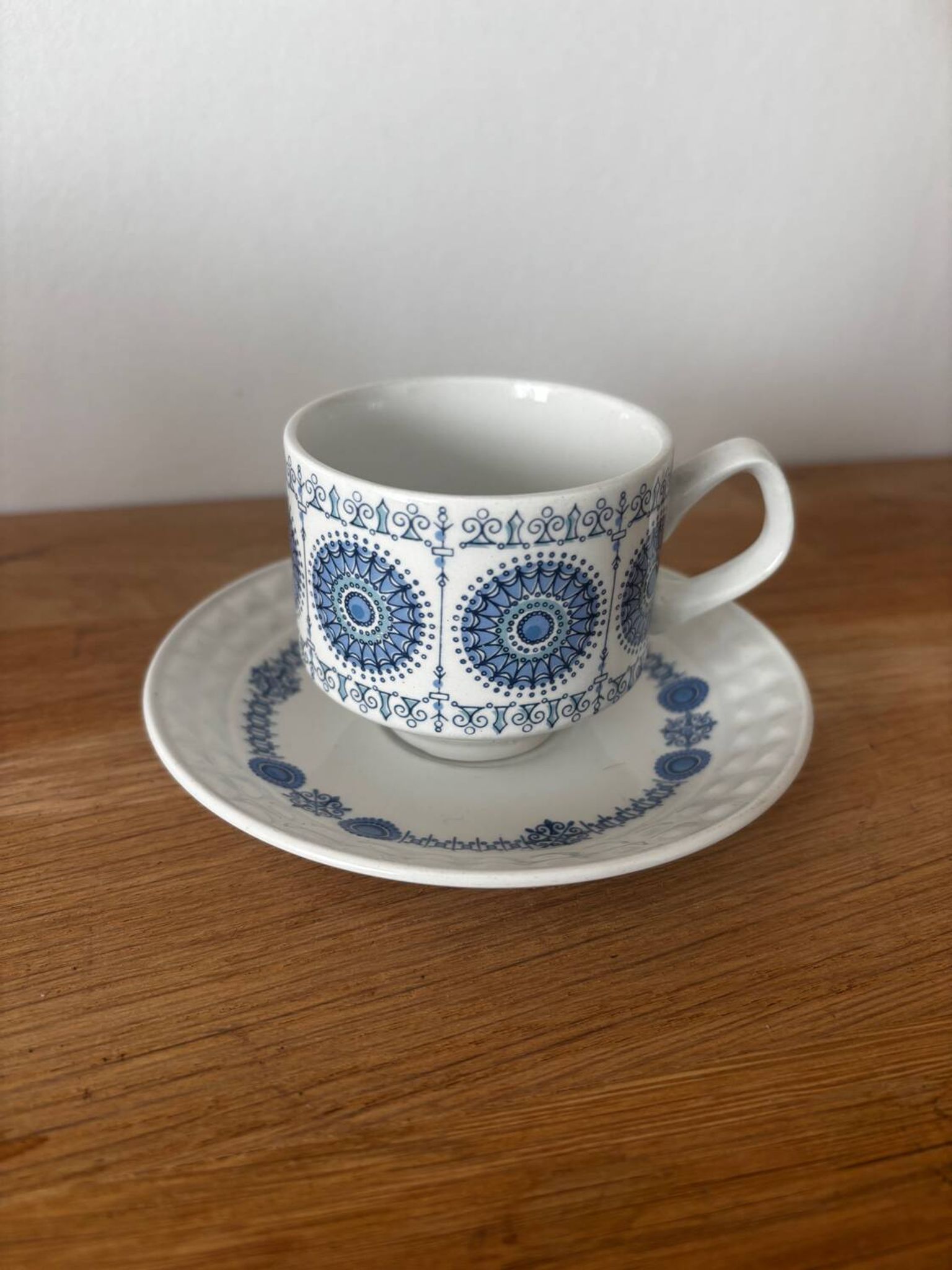 Set of 4 Spanish Pontesa porcelain cups and saucers