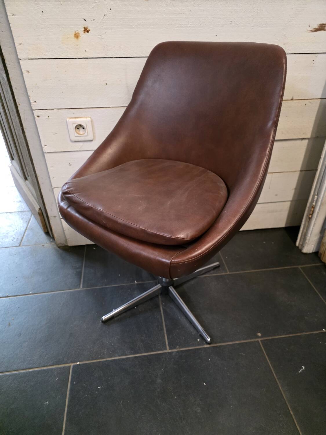 Swivel armchair with chrome metal legs from the 70s