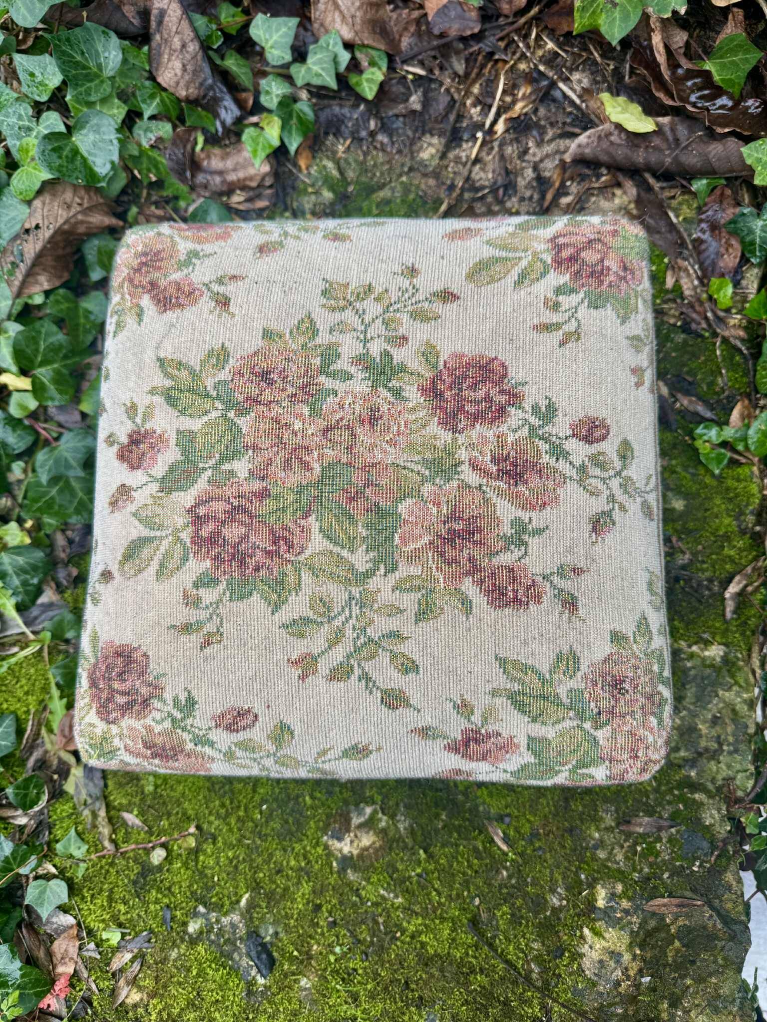 Baroque-style footrest