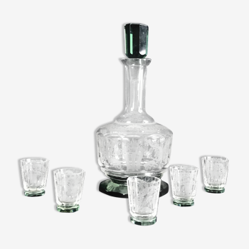 Carafe et lot de 5 verres en cristal gravé